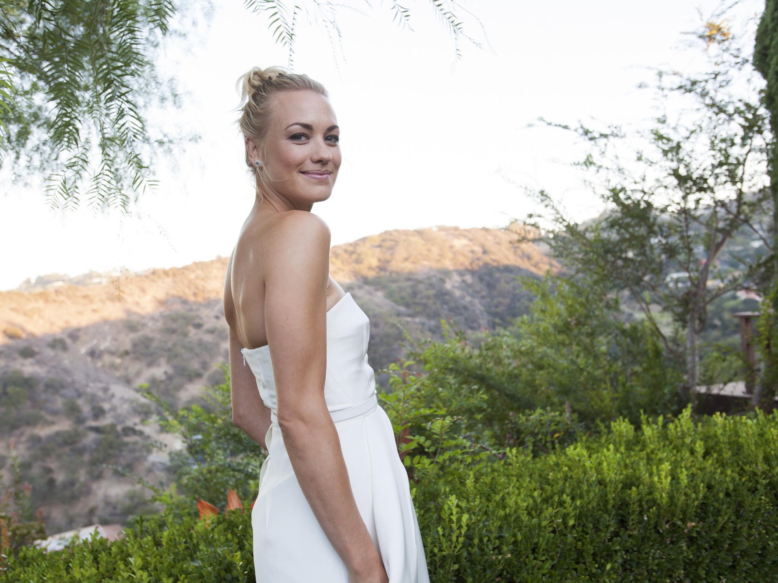 Австралийская актриса Ивонн Страховски в белом платье