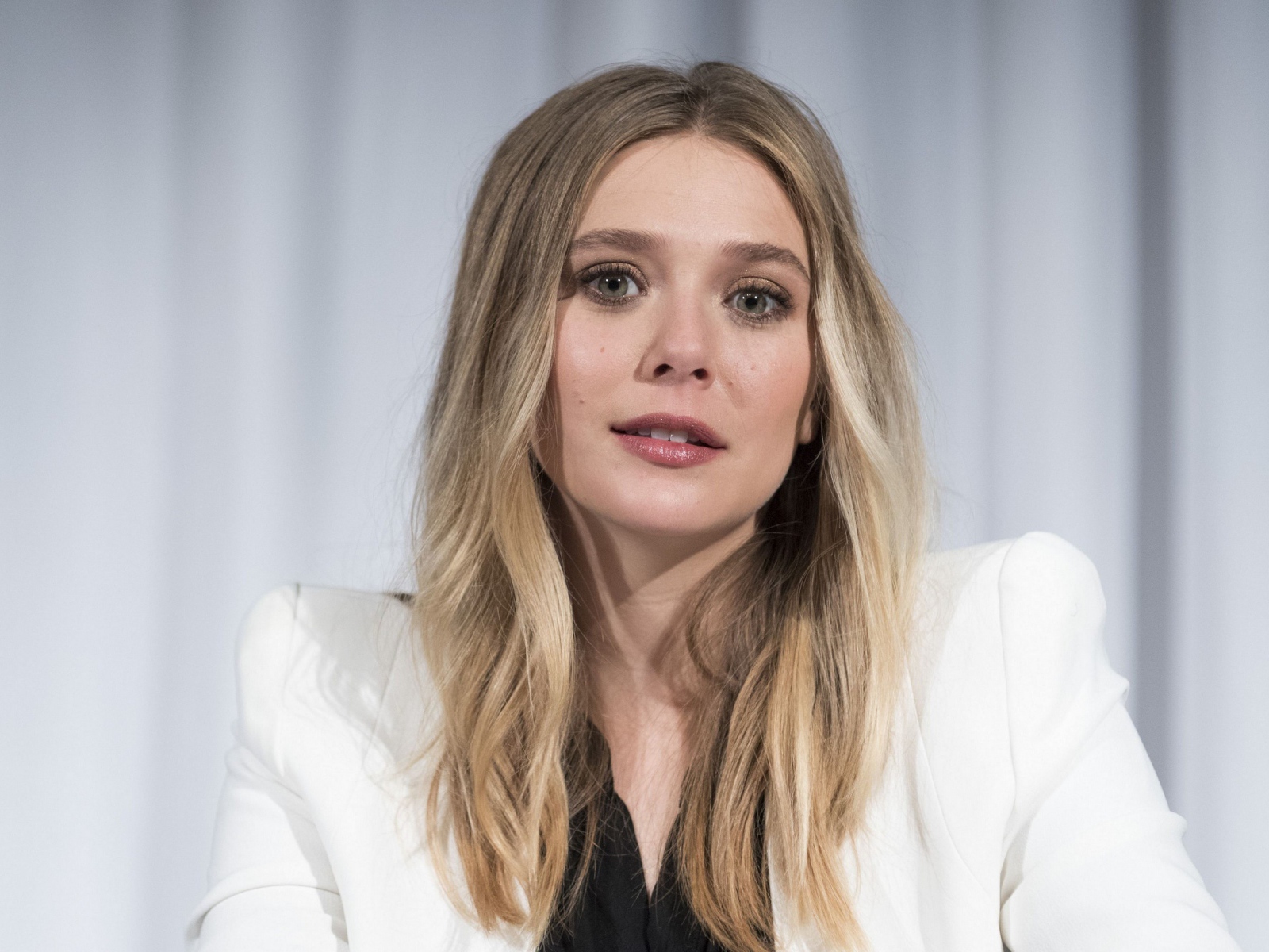 Красивая актриса Элизабет Олсен в белом пиджаке