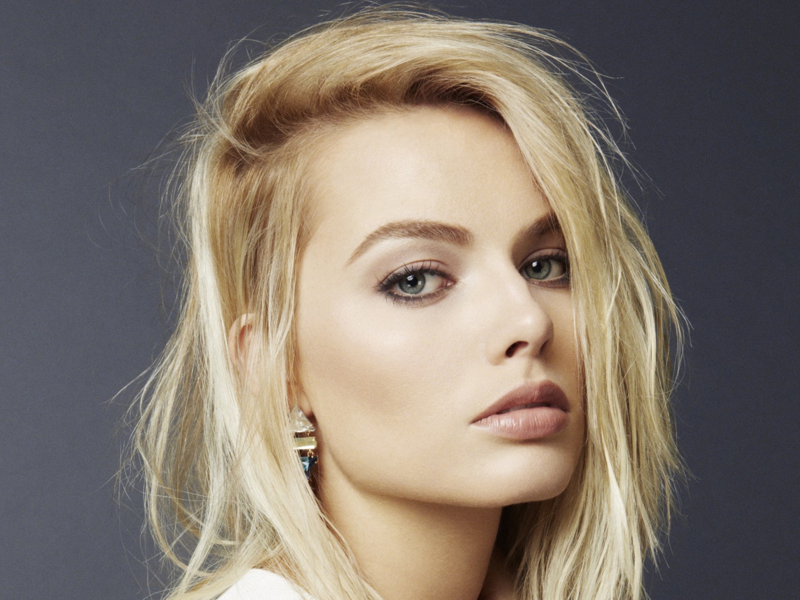 Красивая блондинка, актриса Марго Робби на сером фоне