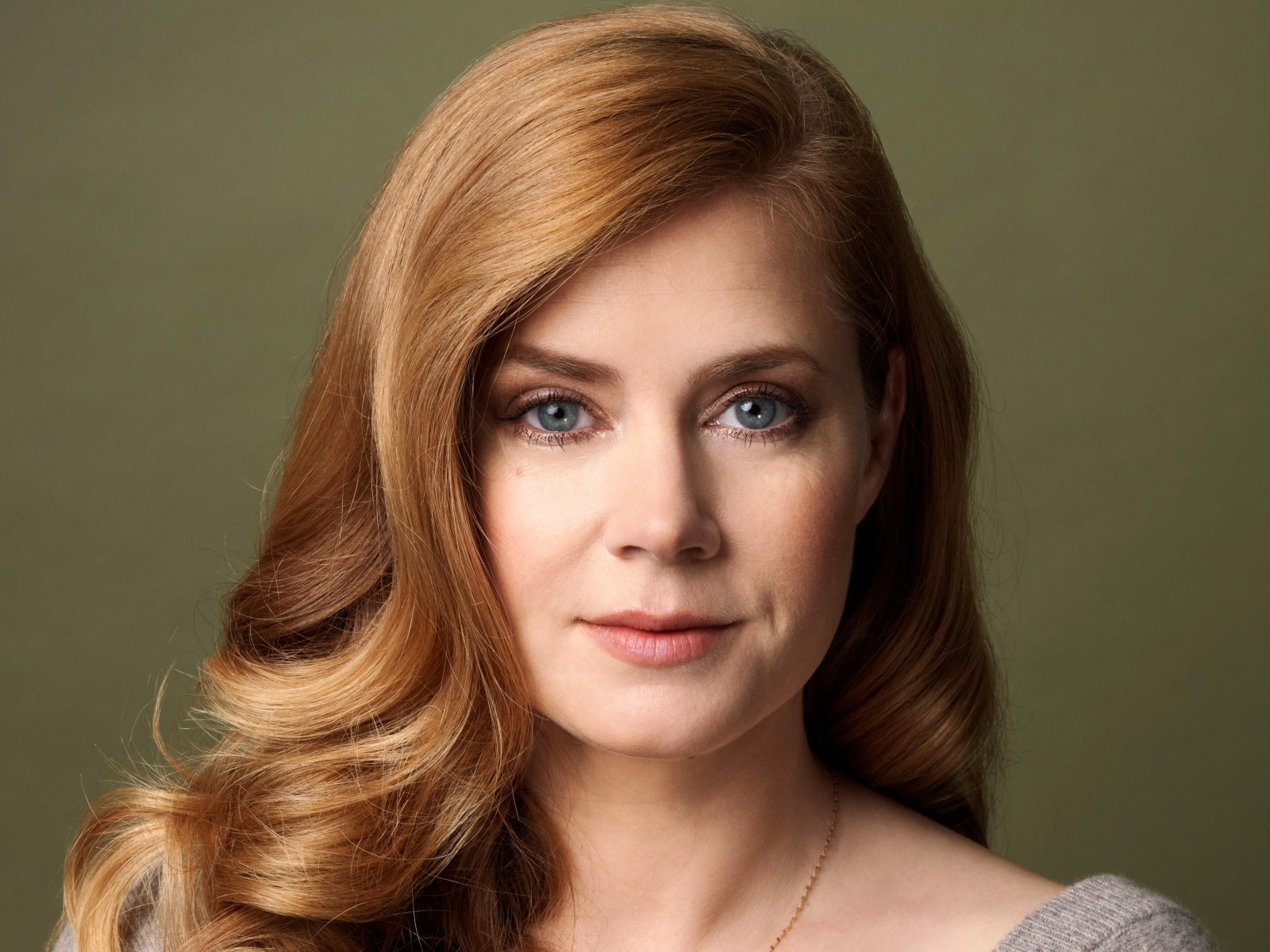 Красивая голубоглазая рыжеволосая девушка, актриса Эми Адамс