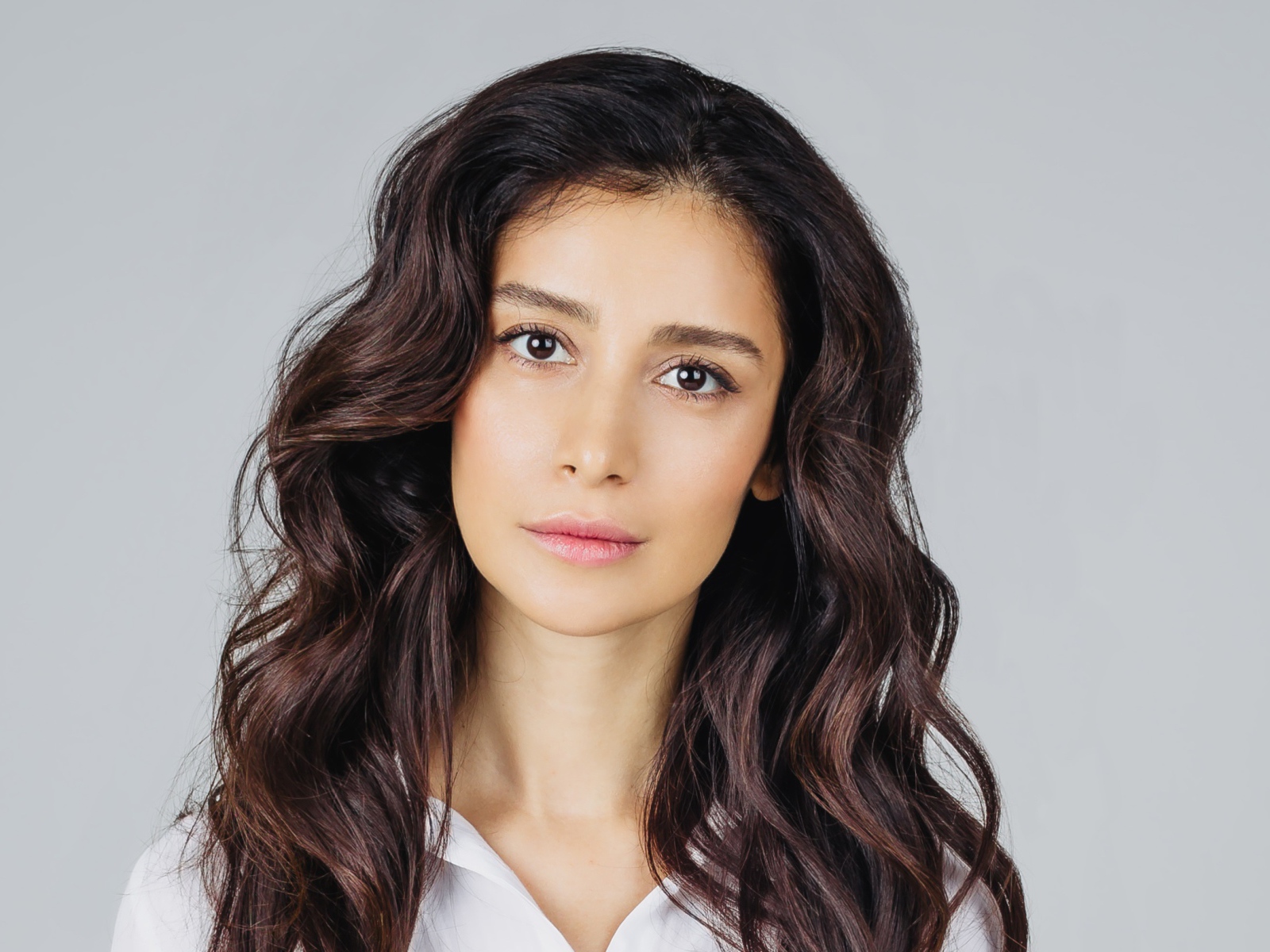 Красивая кареглазая девушка, актриса Равшана Куркова