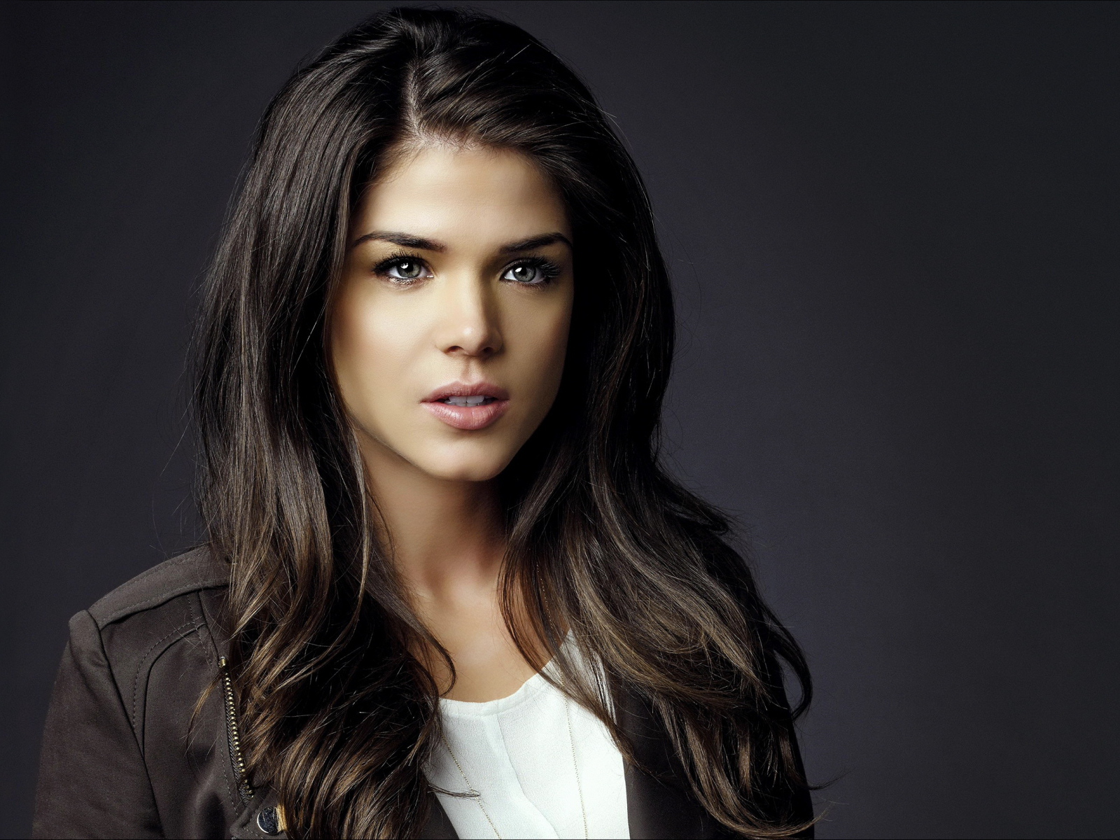 Красивая девушка брюнетка, актриса Мария Авгеропулос  на сером фоне