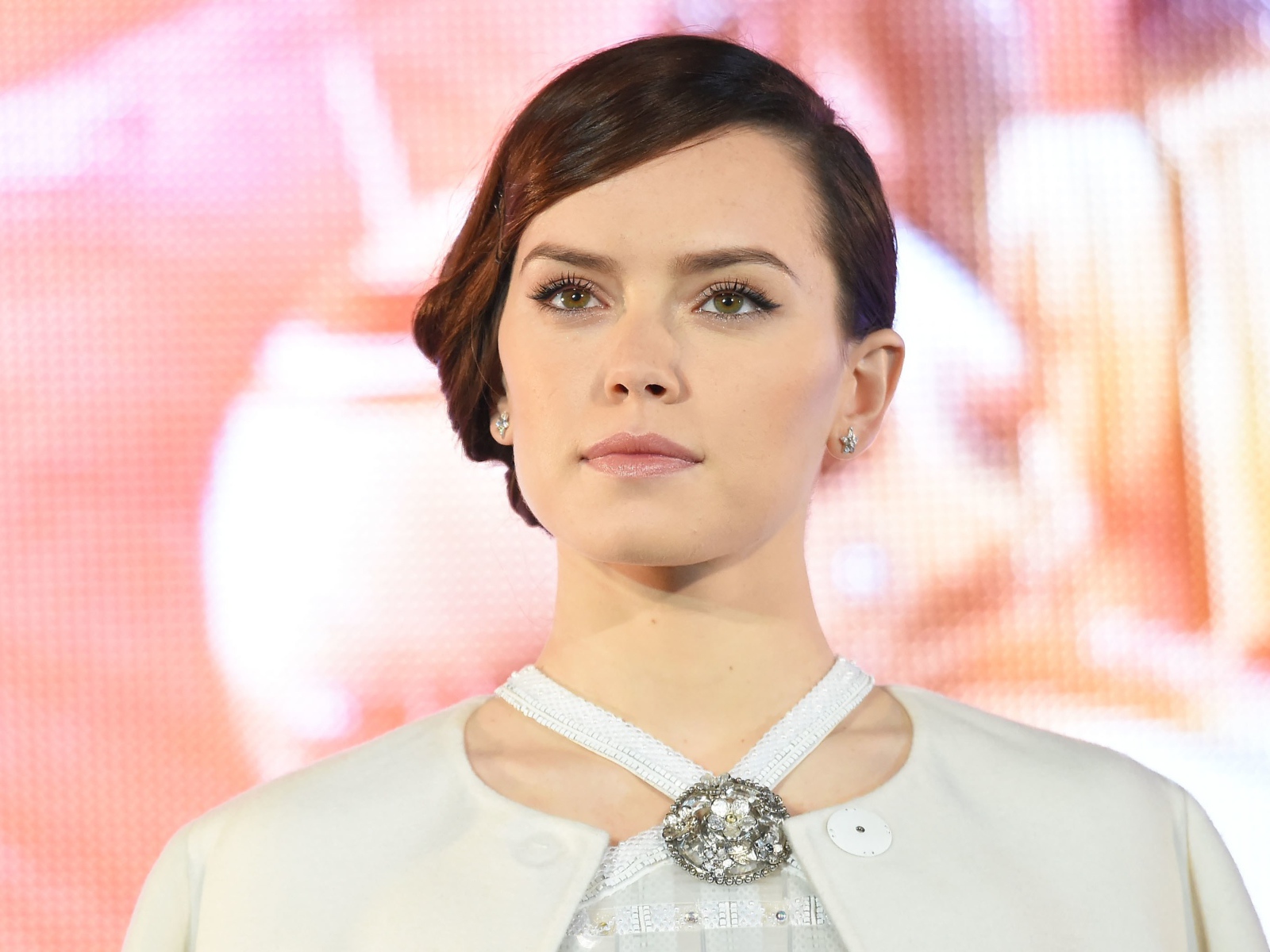 Красивая девушка, актриса Дейзи Ридли в белом наряде