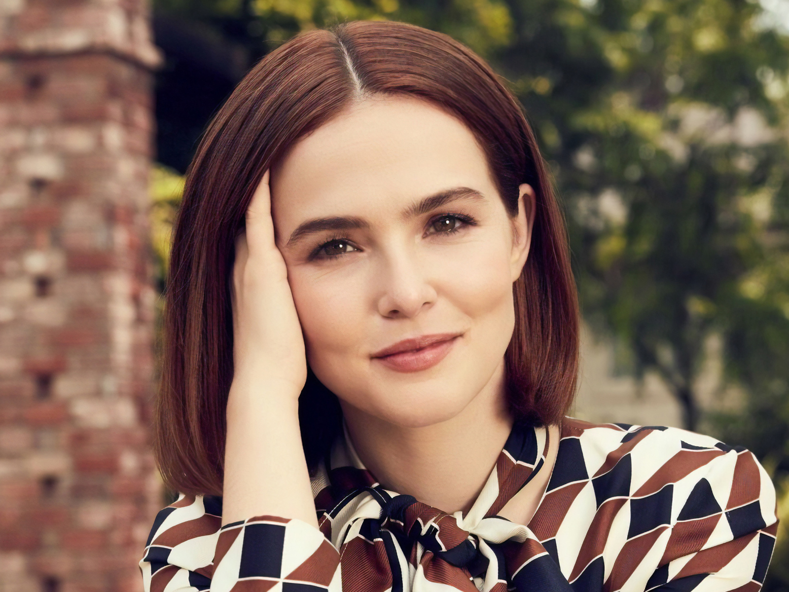 Красивая девушка актриса Зои Дойч с рукой у лица