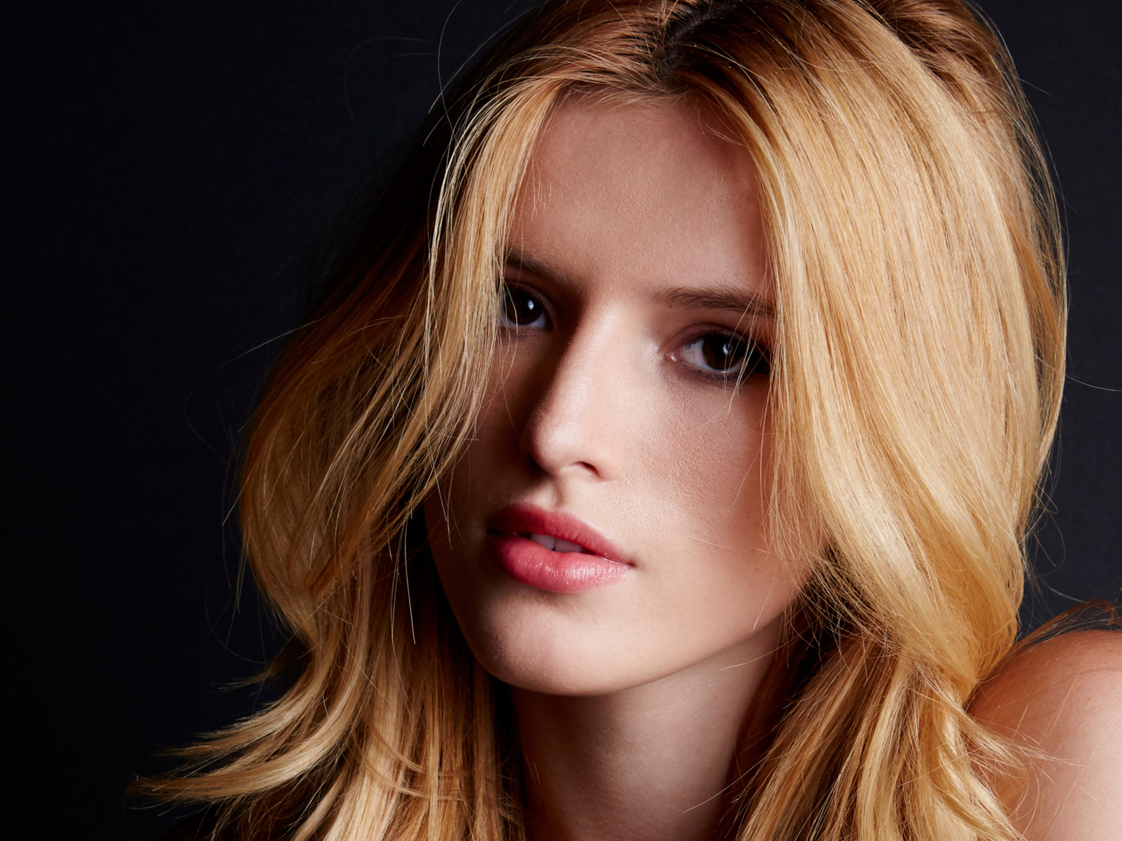 Красивая рыжеволосая девушка, актриса Белла Торн лицо крупным планом