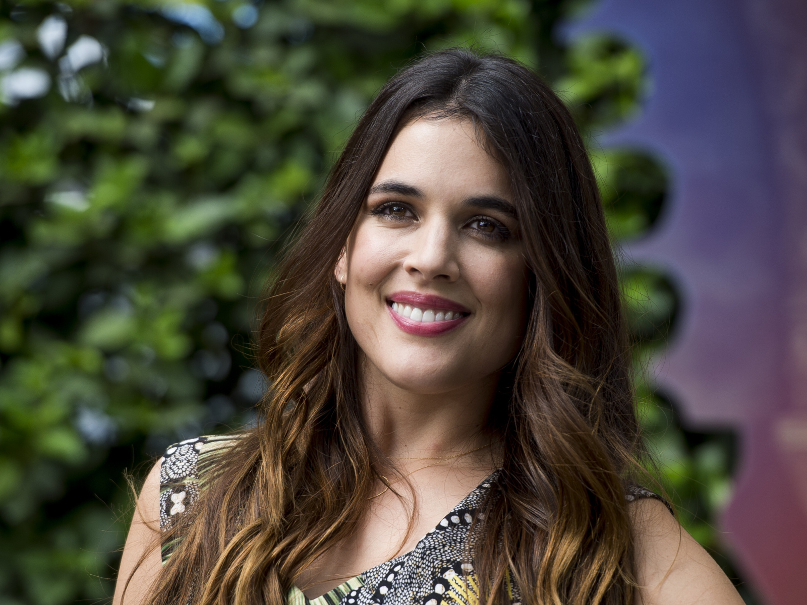 Красивая улыбающаяся девушка, актриса Адриана Угарте