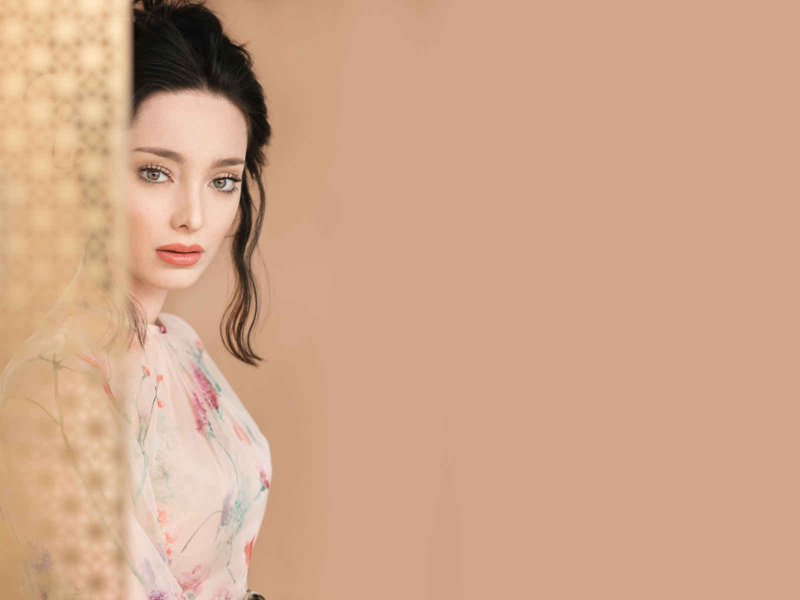 Красивая женщина, актриса Эмма Дюмон за шторой 