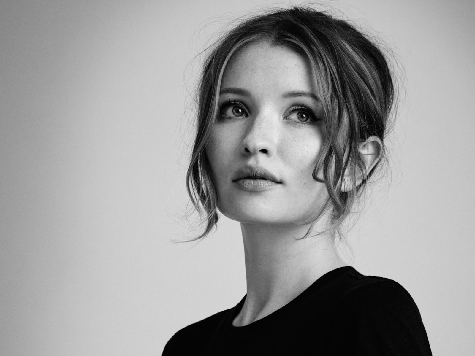 Красивая молодая девушка актриса Эмили Браунинг черно-белое фото