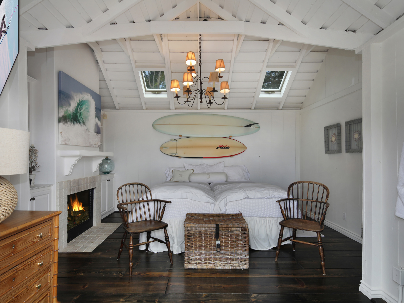 Спальня с большой белой кроватью и камином 