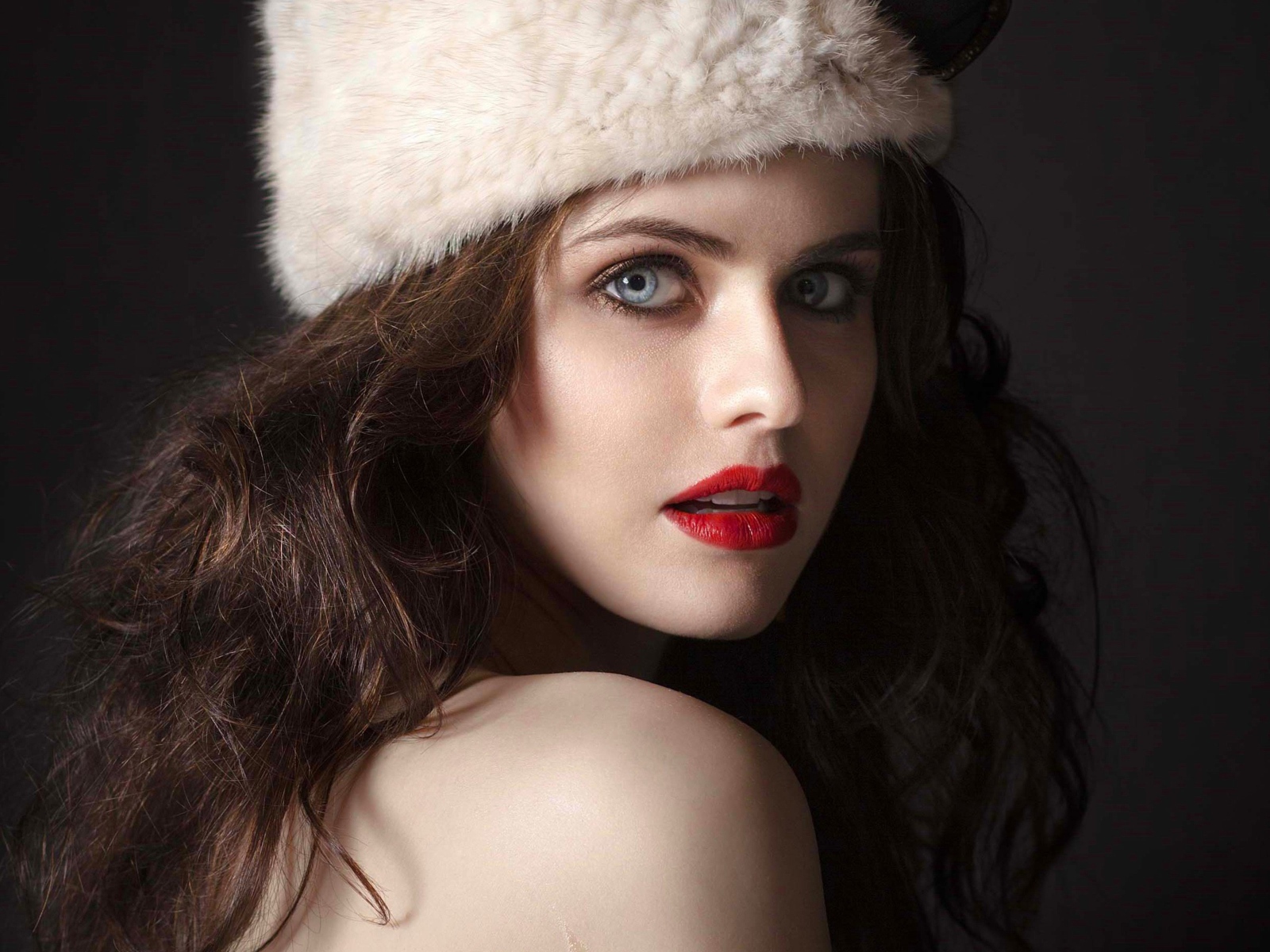 Голубоглазая актриса Александра Даддарио в шапке