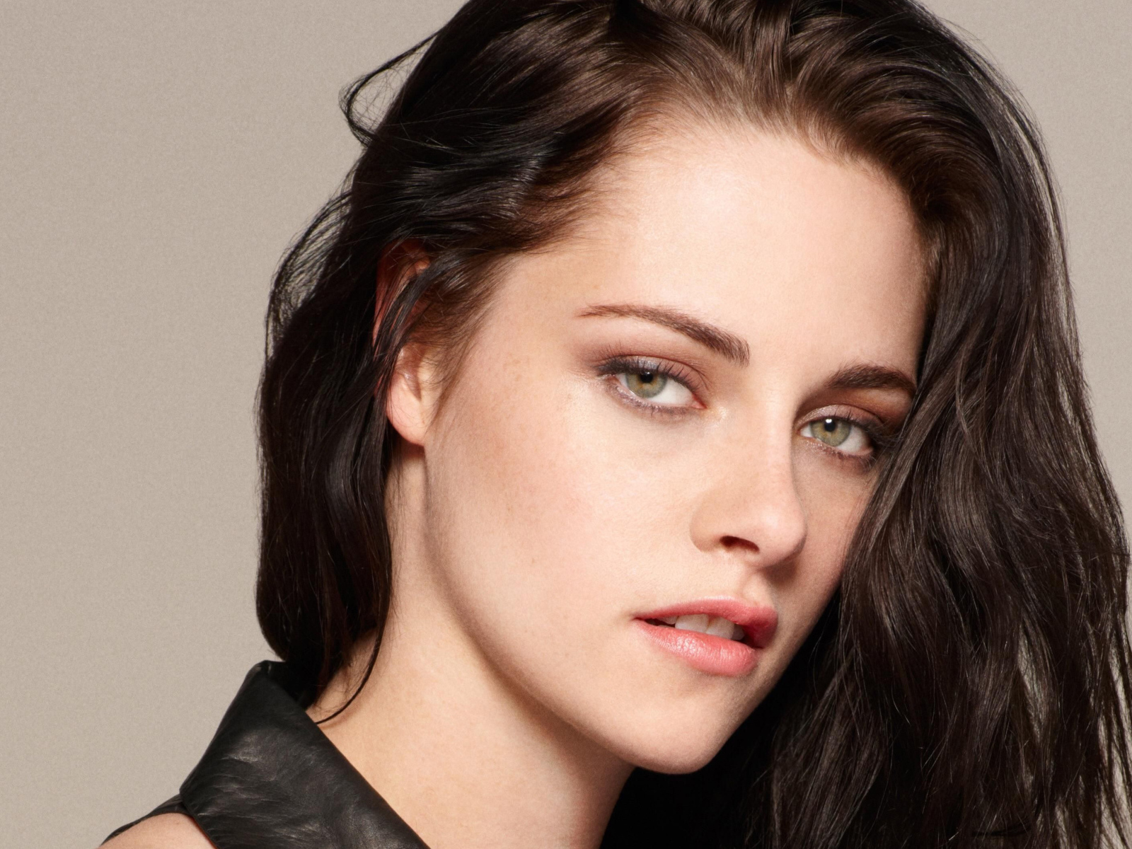 Голубоглазая брюнетка, актриса Кристен Стюарт