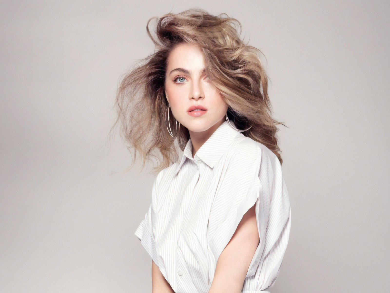 Голубоглазая девушка Энн Уинтерс на сером фоне