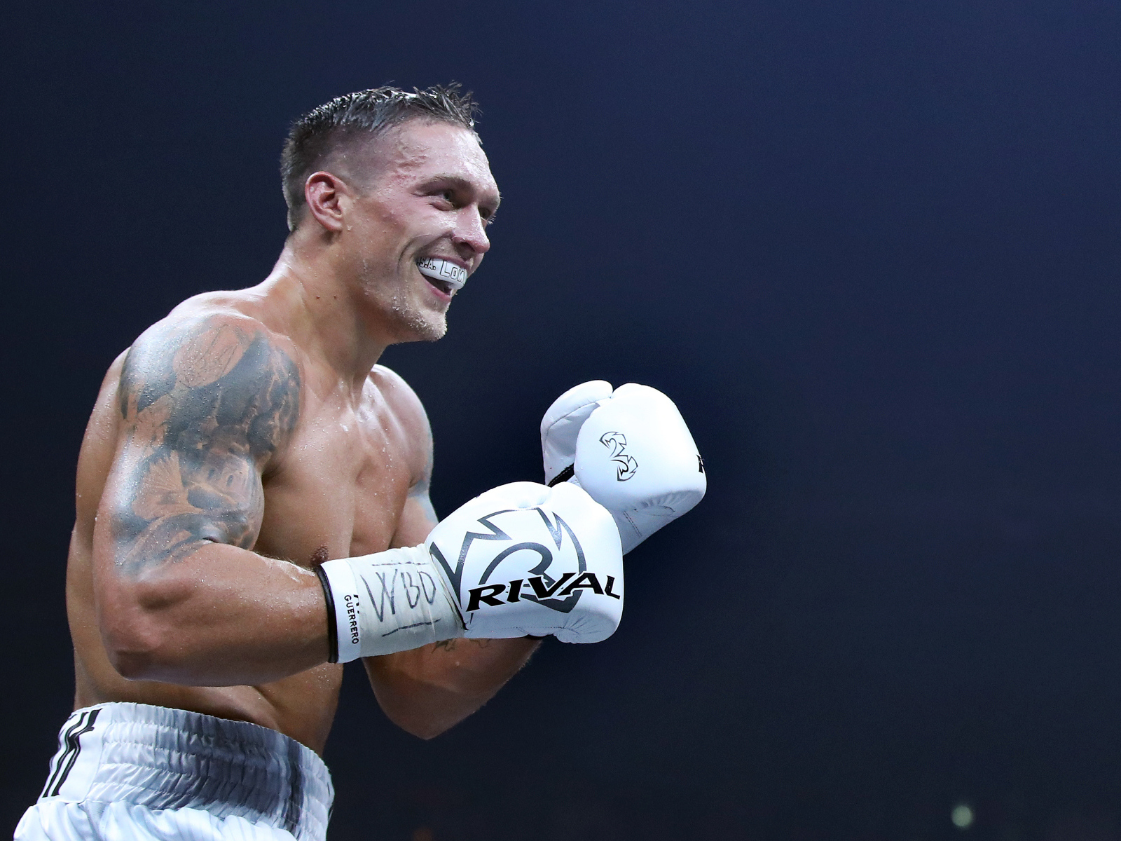 Боксер Александр Усик  в перчатках на ринге