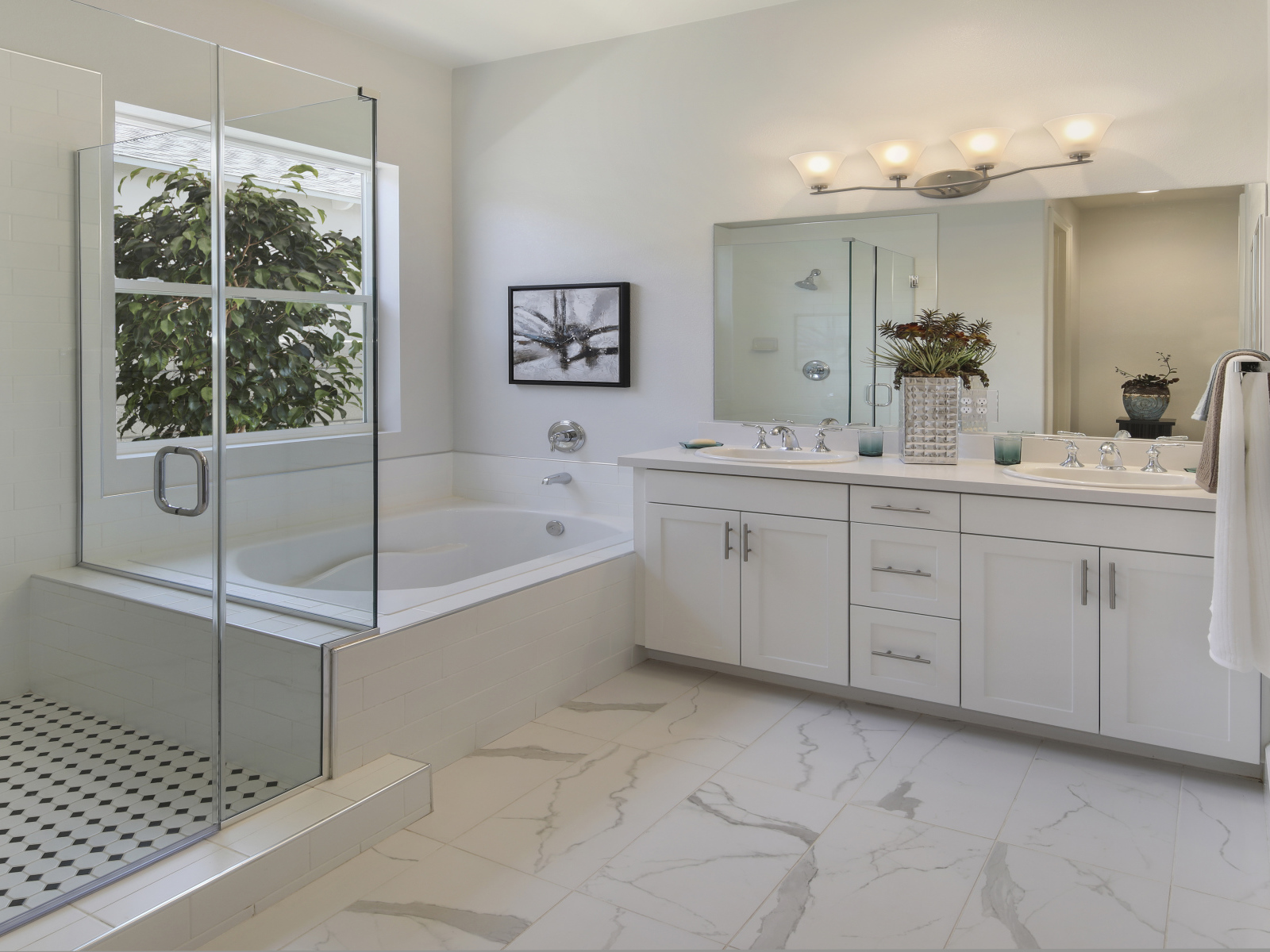 Светлая ванная комната с душем 