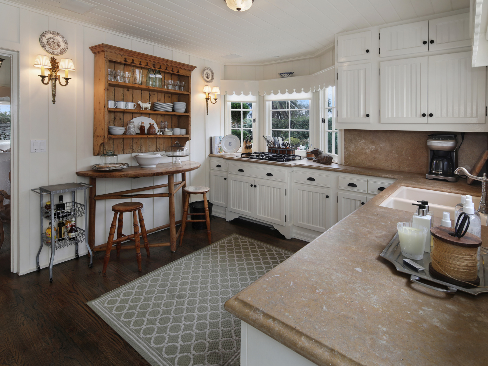 Светлая кухня с гарнитуром и ковром