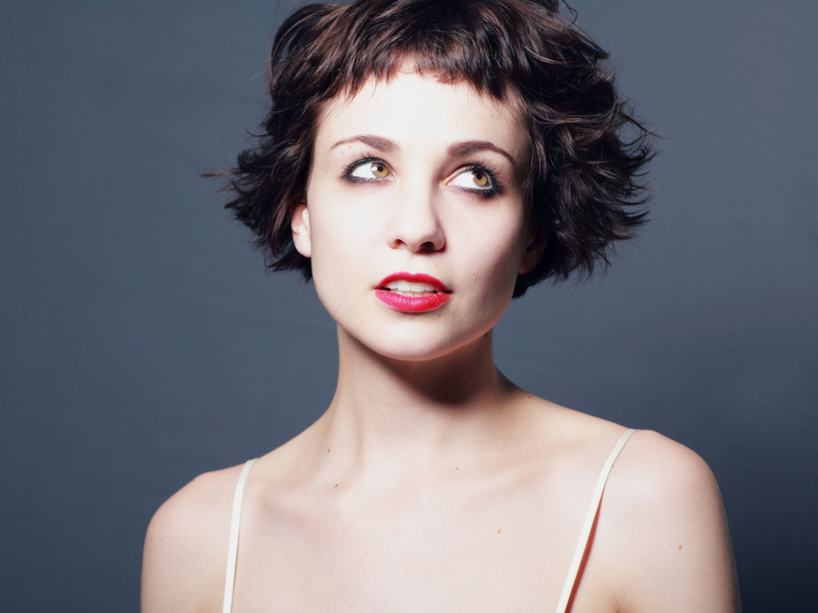 Яркая девушка с короткой стрижкой, актриса Таппенс Мидлтон 