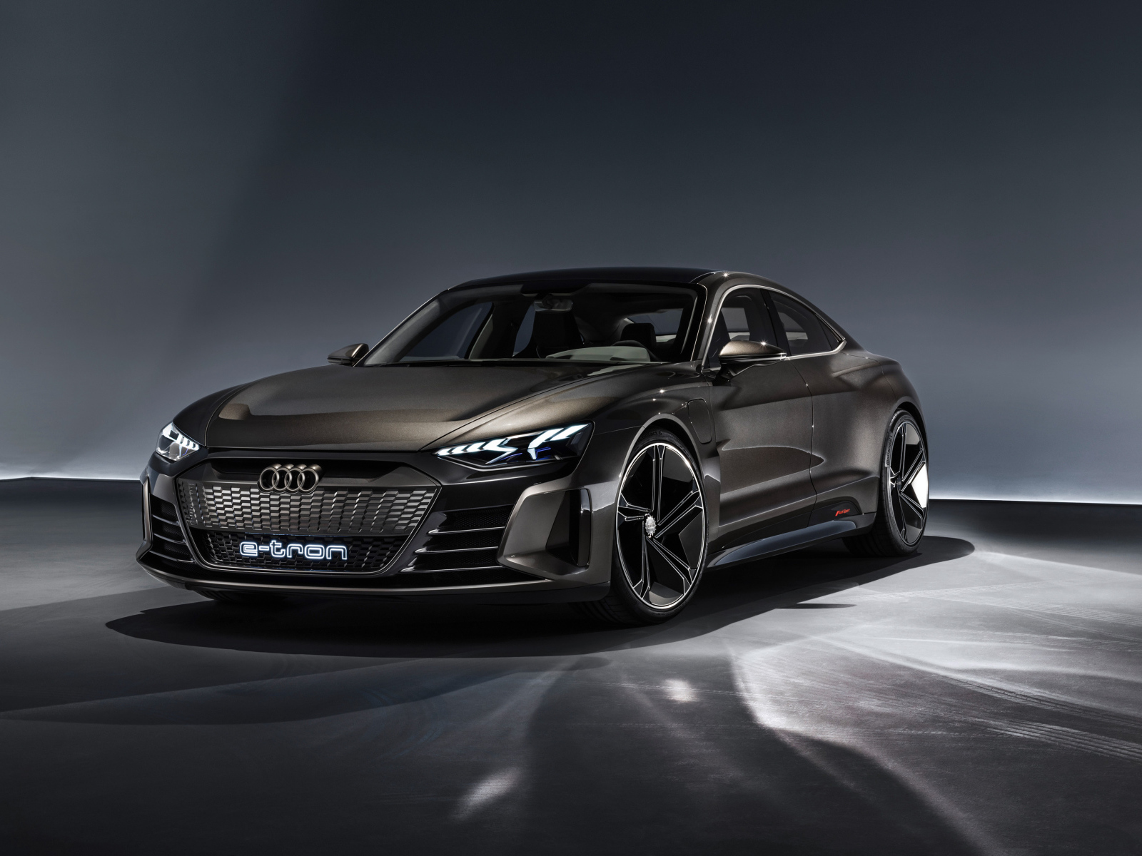 Автомобиль Audi E-Tron GT, 2019 на сером фоне