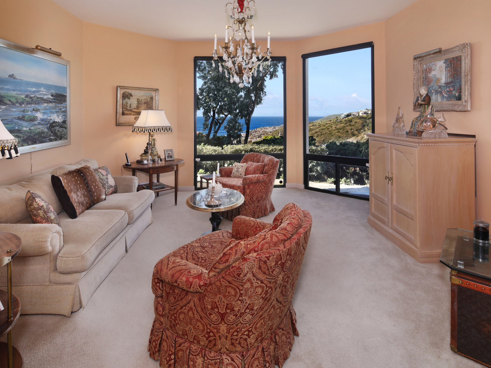 Уютная гостиная с мебелью и большими окнами