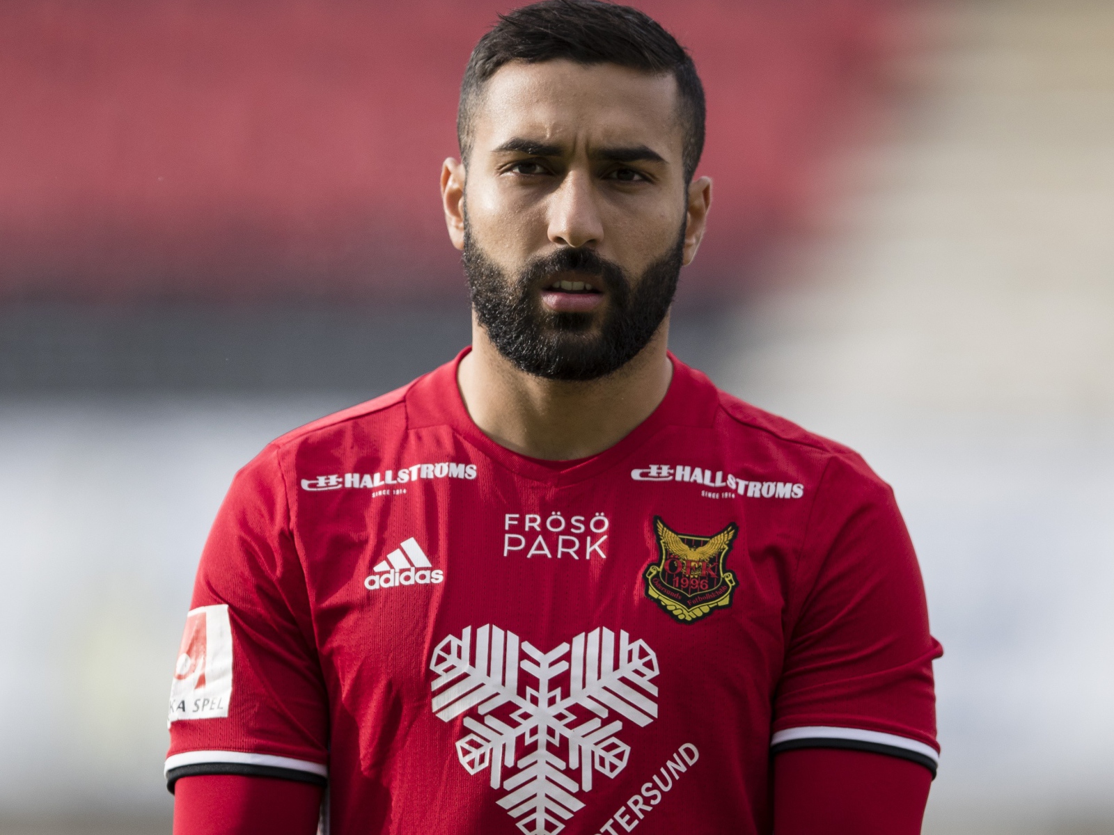 Футболист Саман Годдос в красной форме