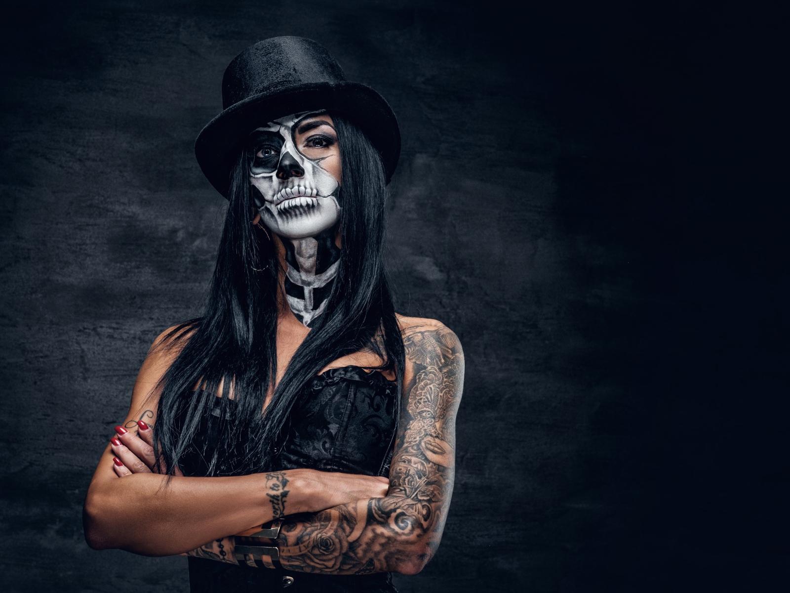 Девушка с гримом на лице с татуировками на руках