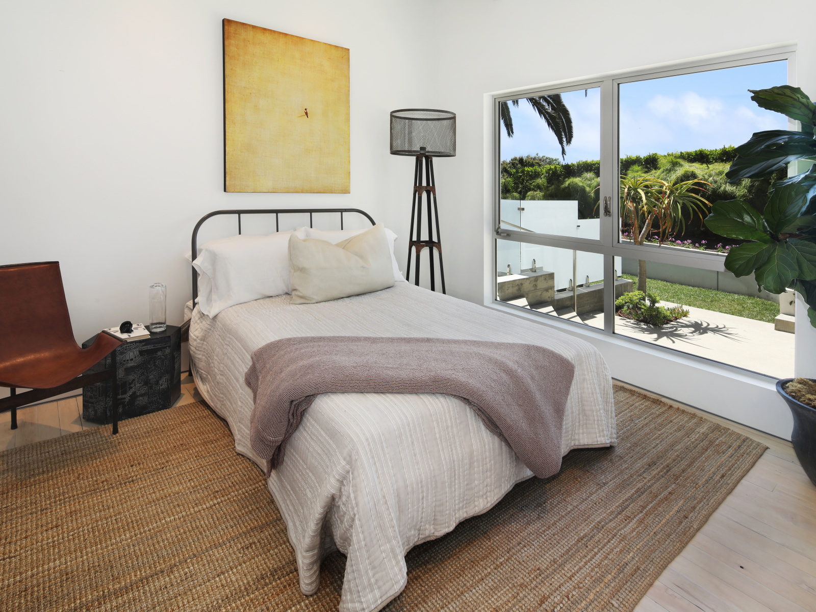 Большая кровать у окна в спальной комнате