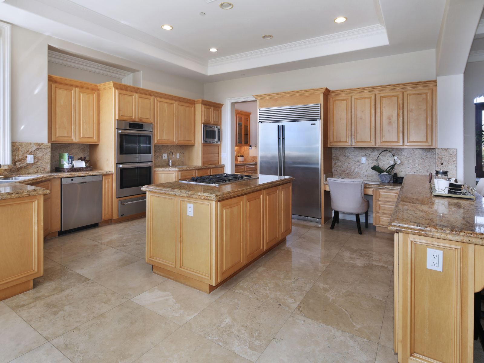 Большая кухня с деревянным интерьером