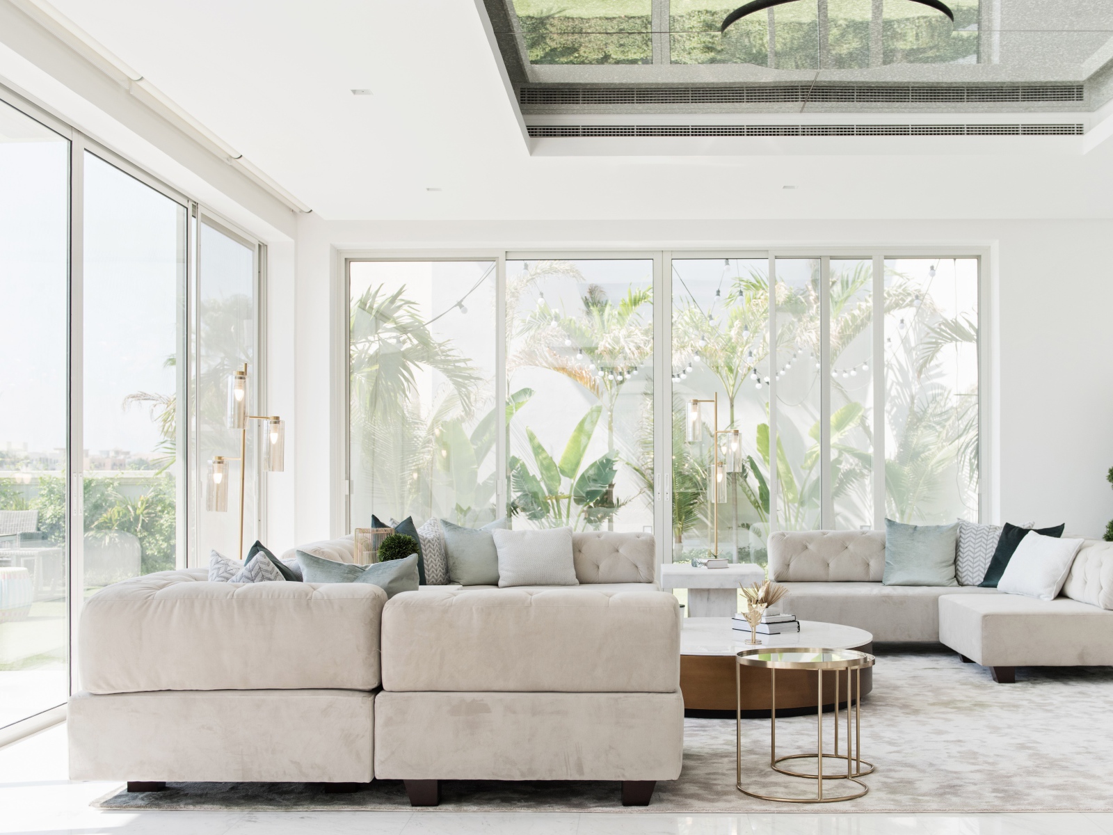 Большая гостиная комната с диваном и большими окнами