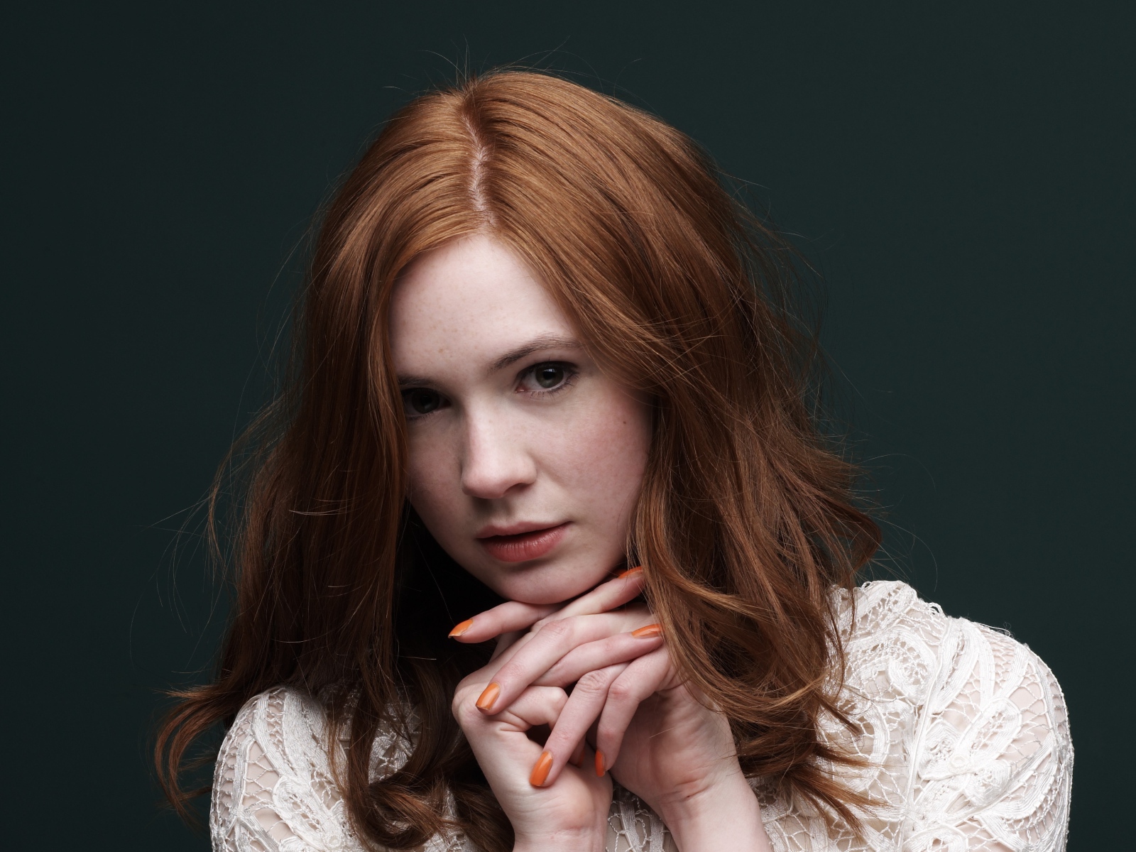 Рыжеволосая актриса Карен Гиллан на сером фоне