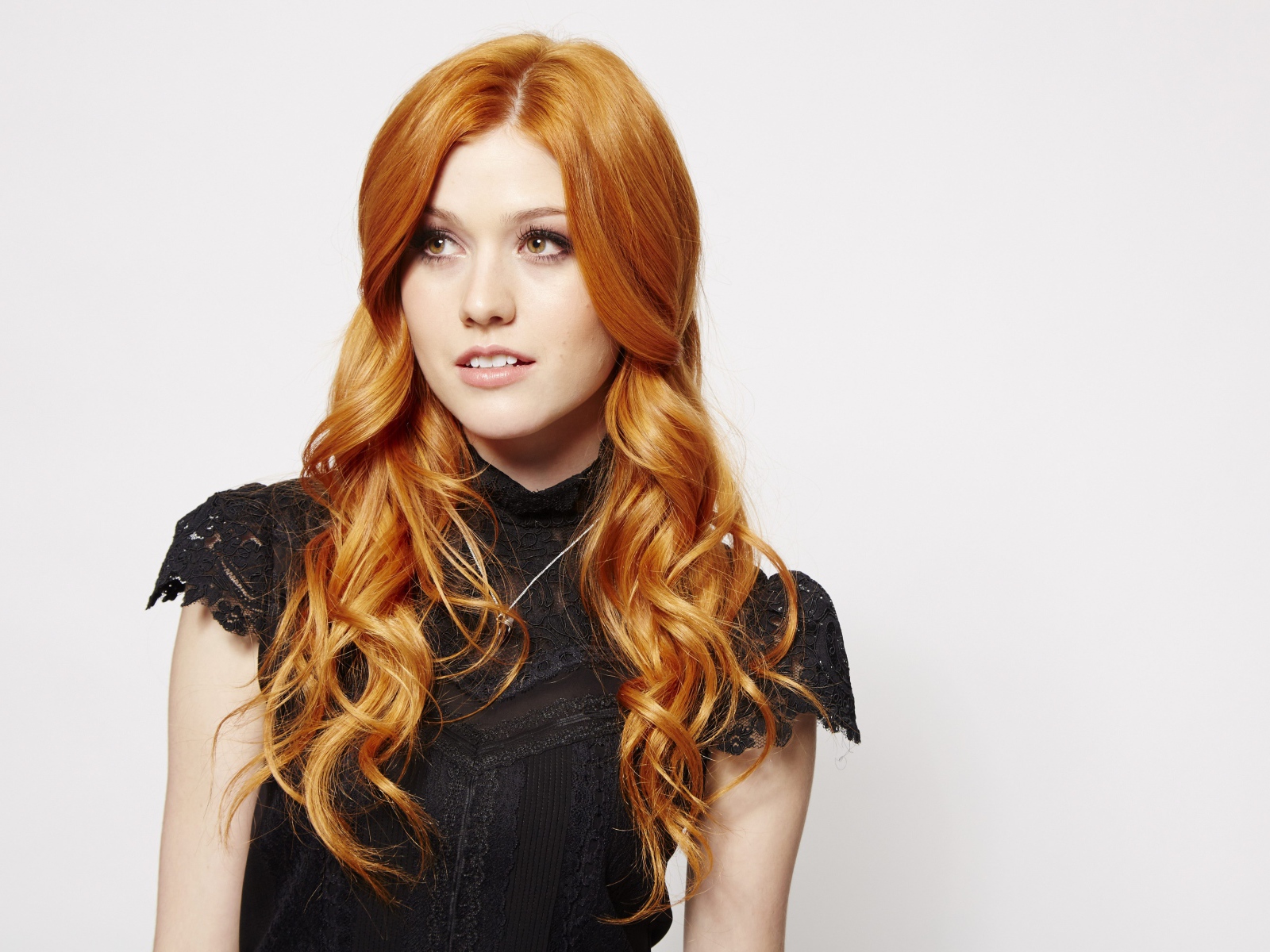 Рыжеволосая девушка, актриса Кэтрин Макнамара на сером фоне