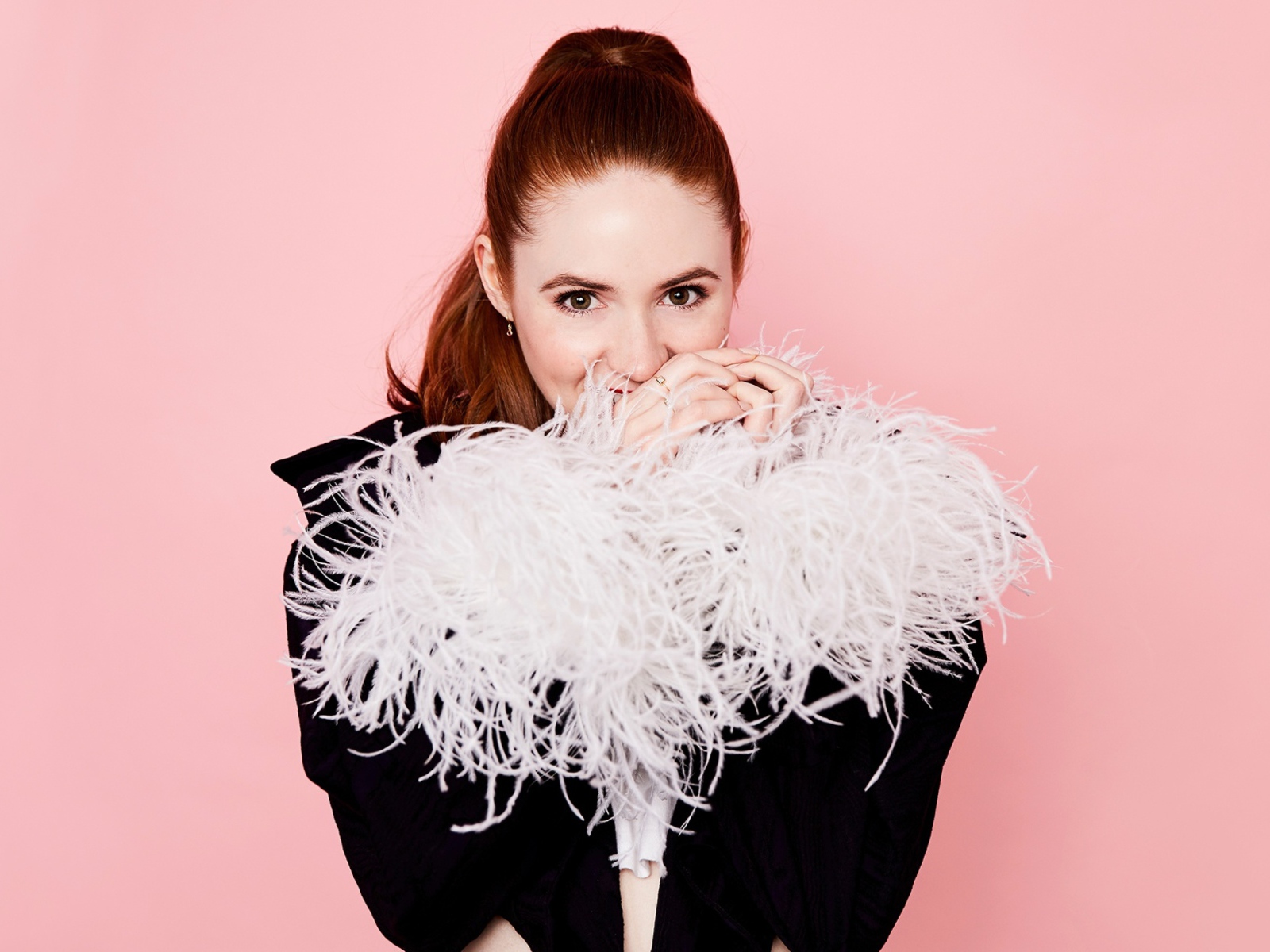 Шотландская актриса Карен Гиллан на розовом фоне