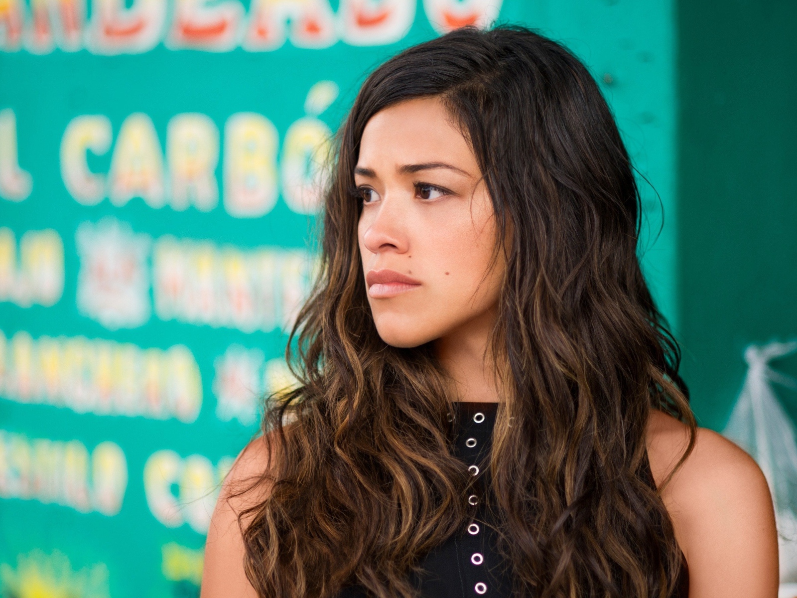 Серьезная девушка, американская актриса Джина Родригес