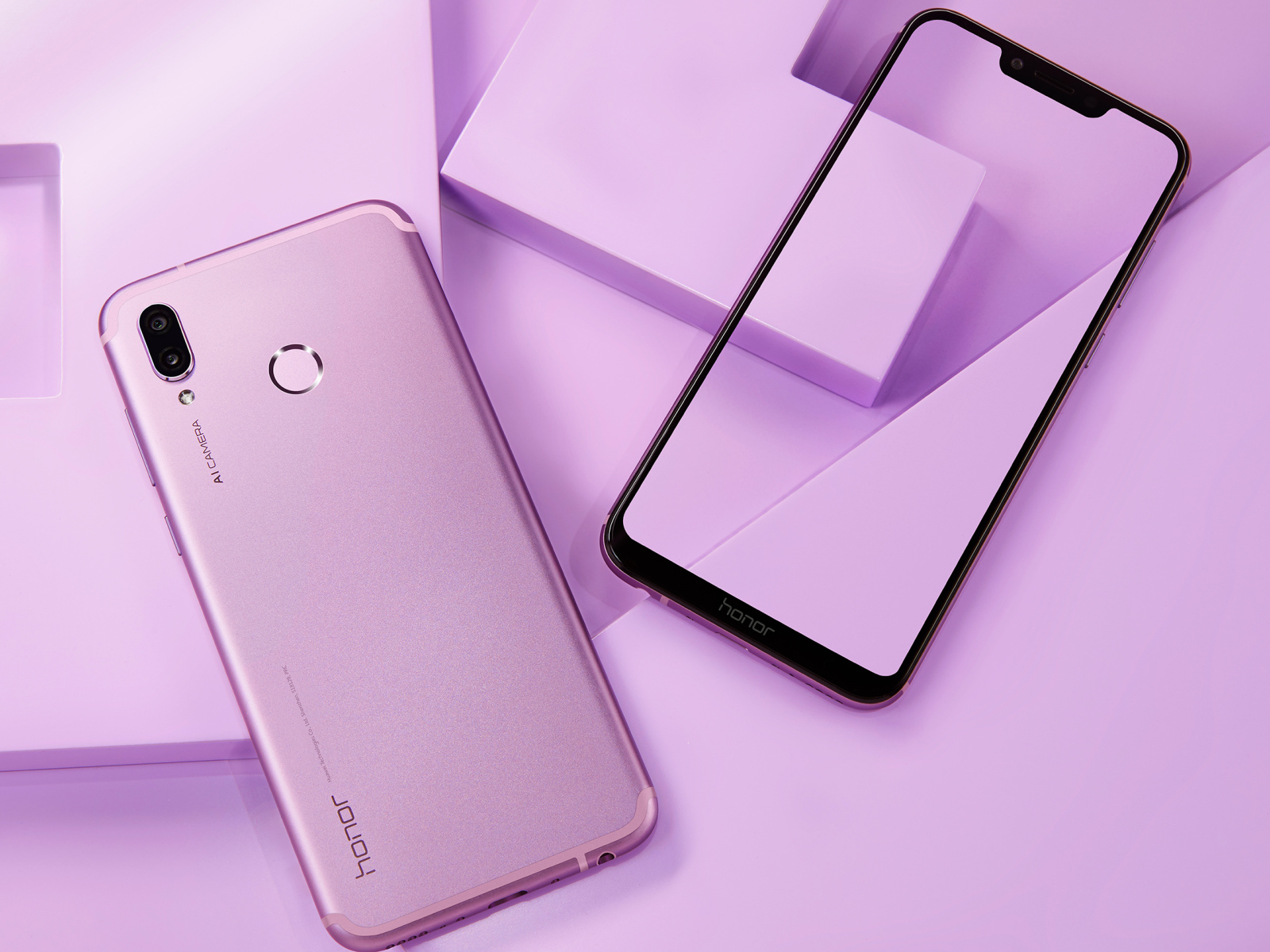 Смартфон  Honor Play на сиреневом фоне