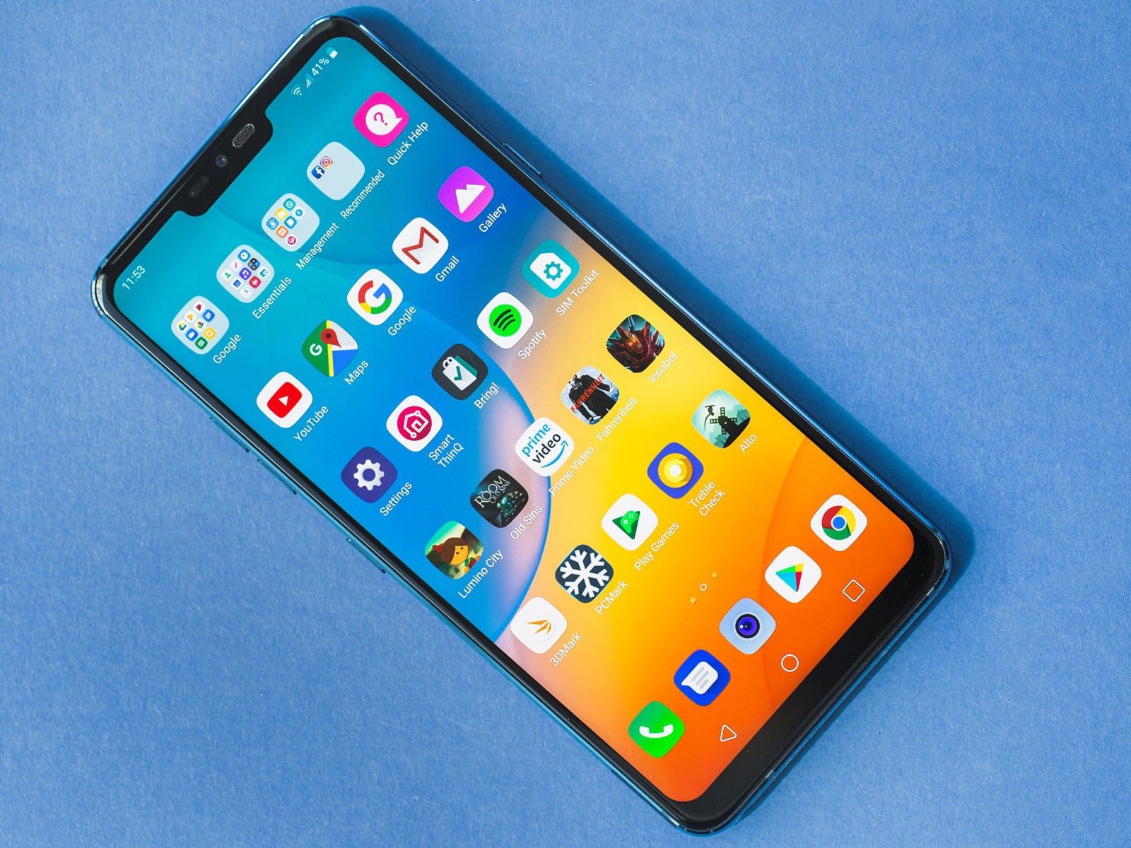 Смартфон  LG G7 ThinQ на голубом фоне