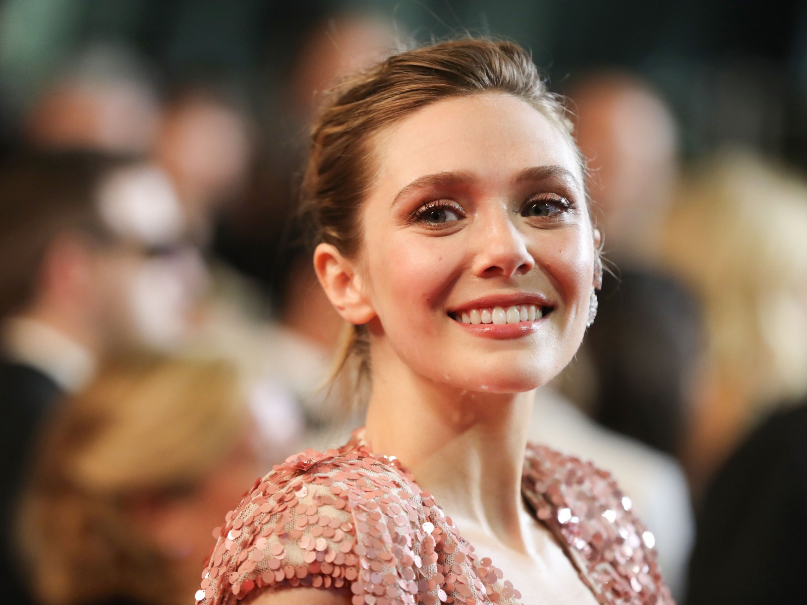 Улыбающаяся актриса Элизабет Олсен 