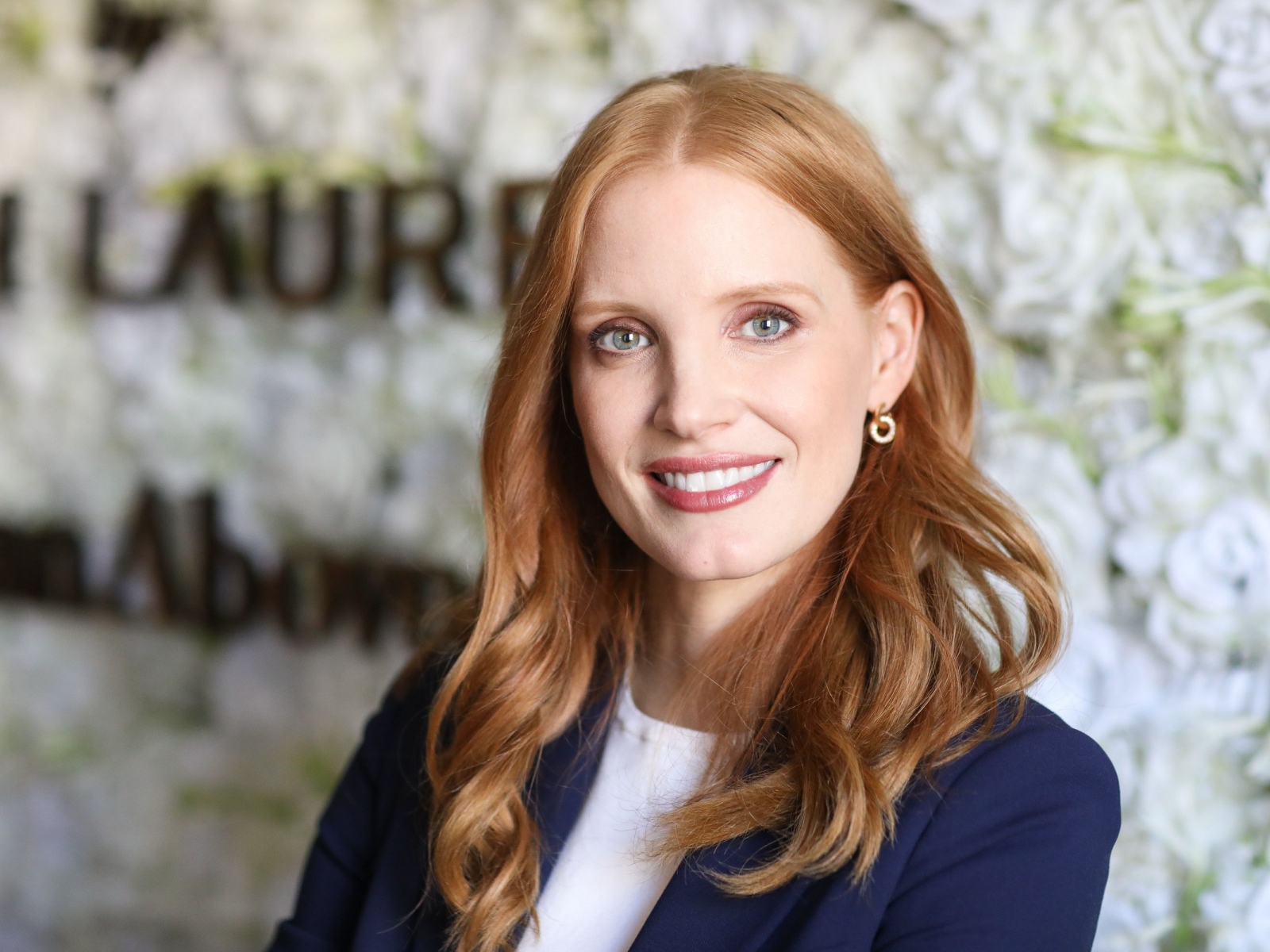 Улыбающаяся рыжеволосая актриса Джессика Честейн