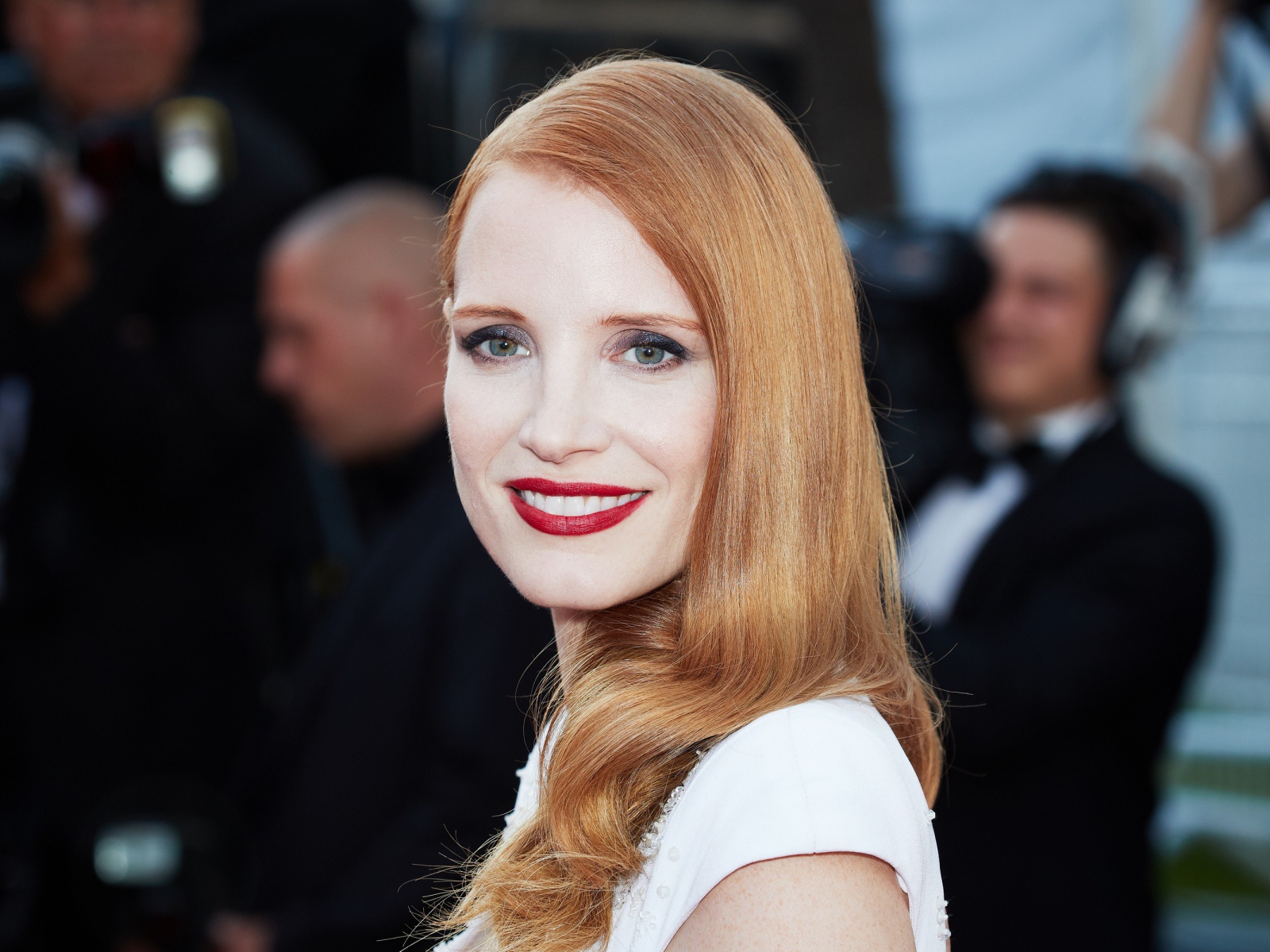 Улыбающаяся рыжеволосая девушка, актриса Джессика Честейн