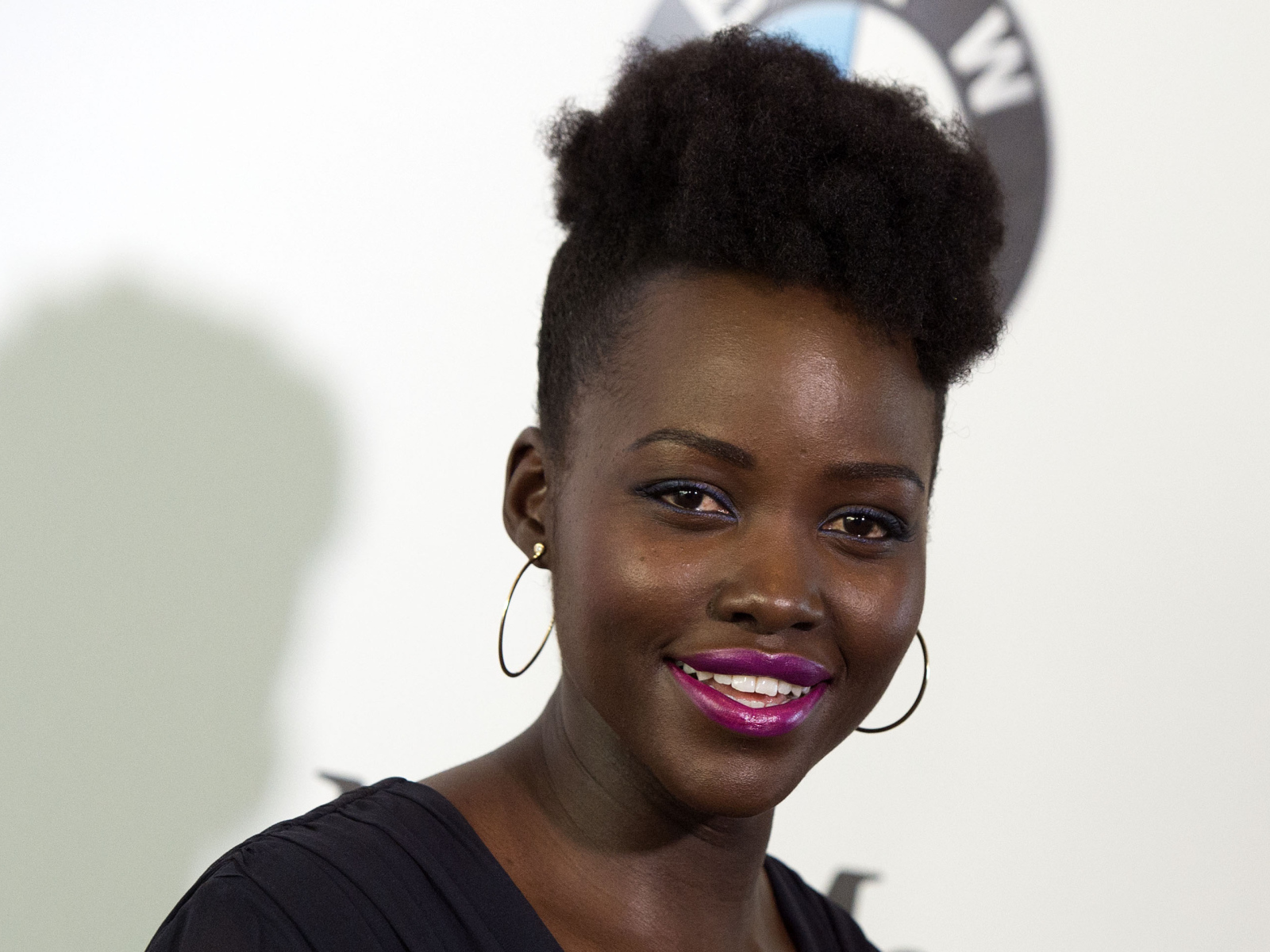 Улыбающаяся женщина, актриса Люпита Нионго