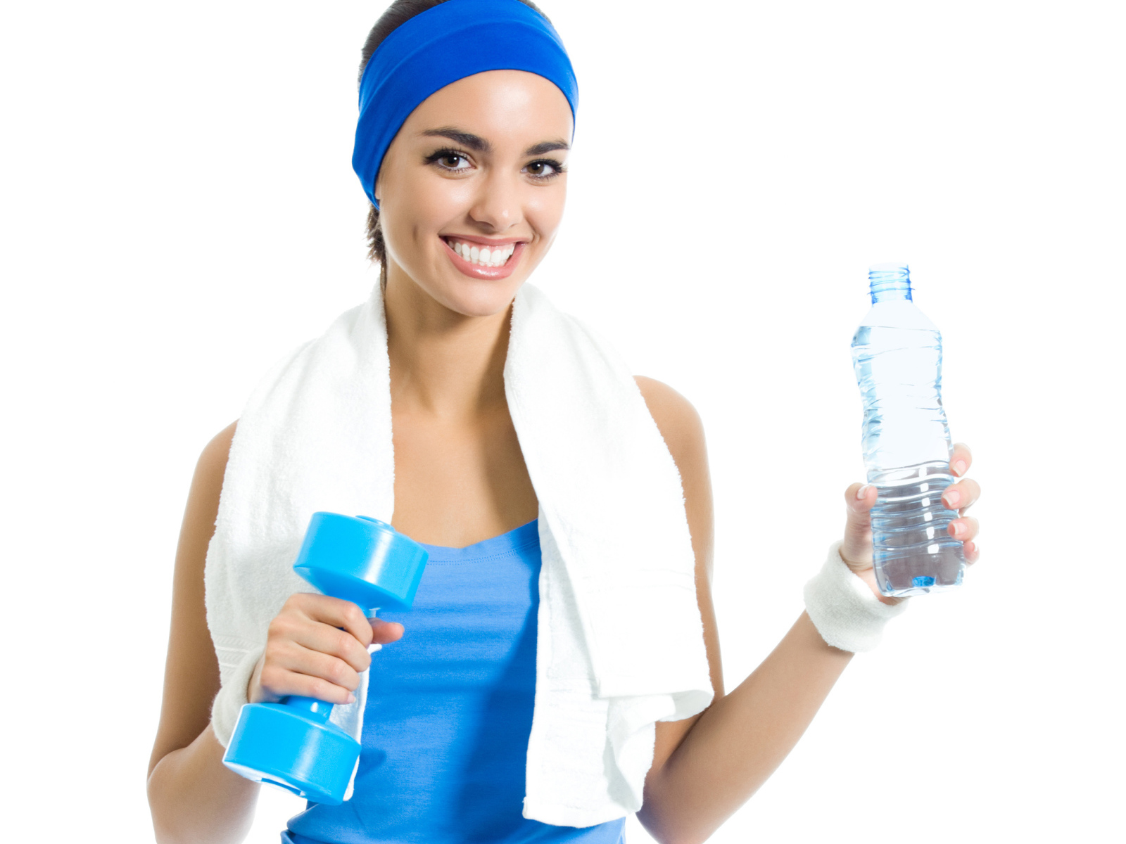 Спортивная девушка с гантелей с бутылкой воды в руке 
