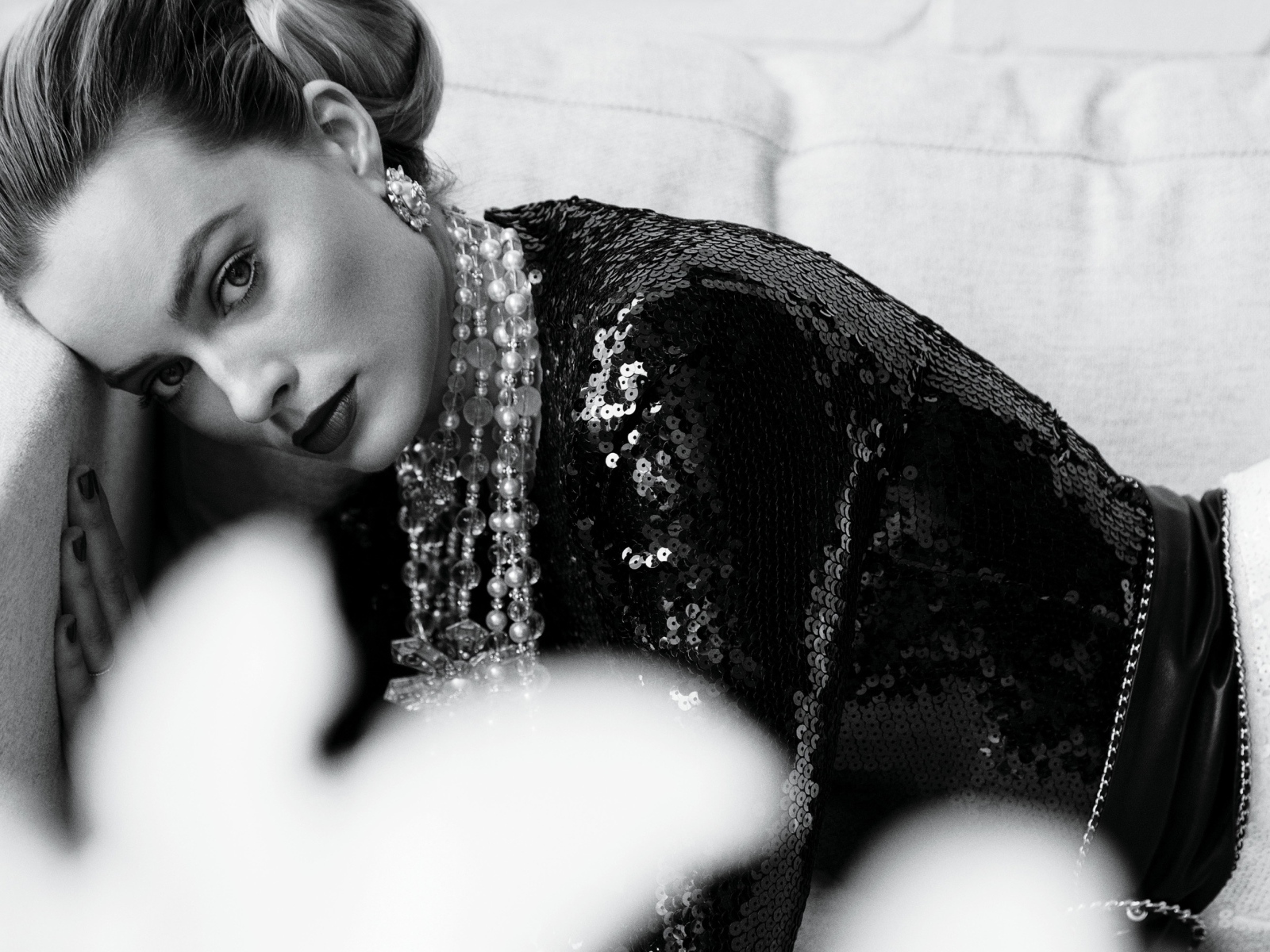 Стильная актриса Марго Робби черно белое фото 