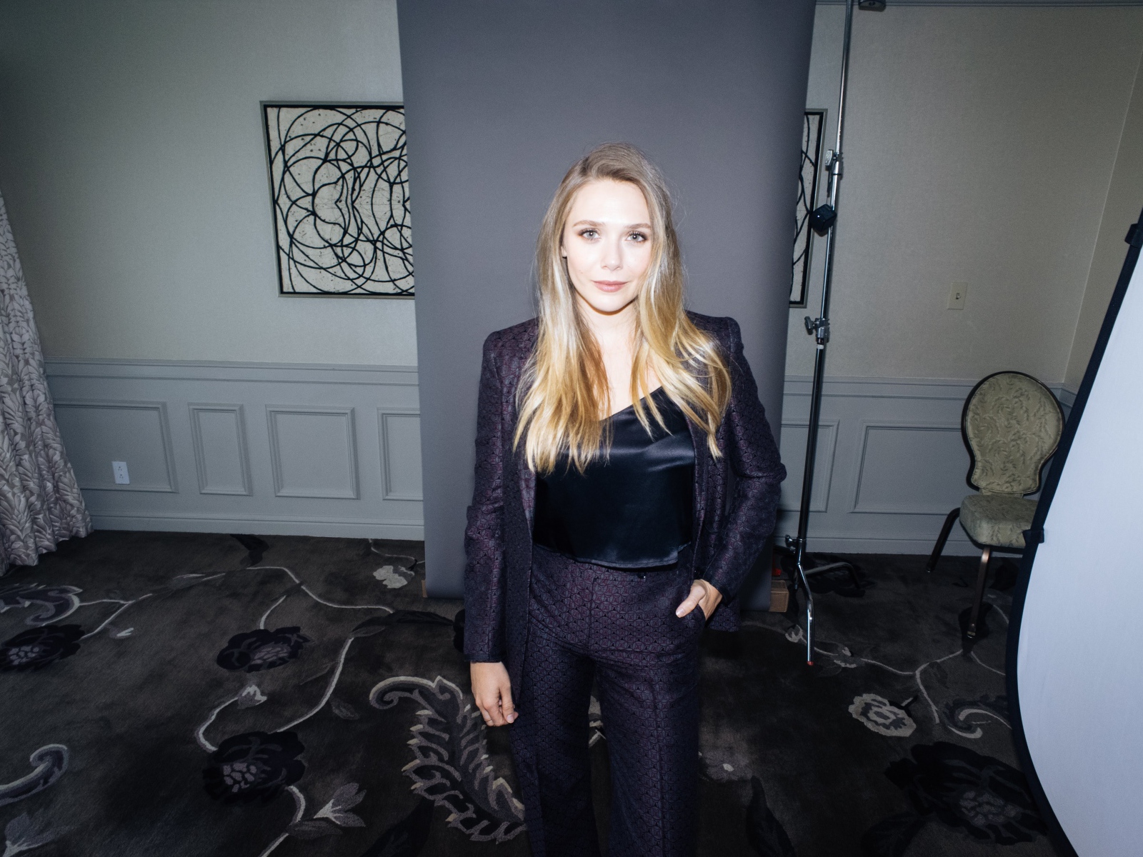 Стильная девушка, актриса Элизабет Олсен в костюме