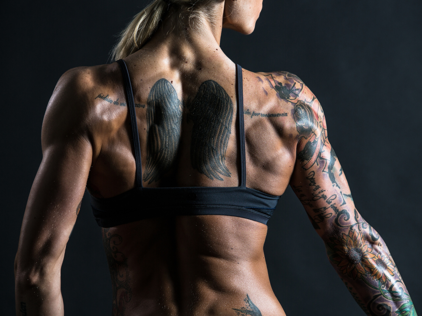 Татуировка крылья на спине у девушки