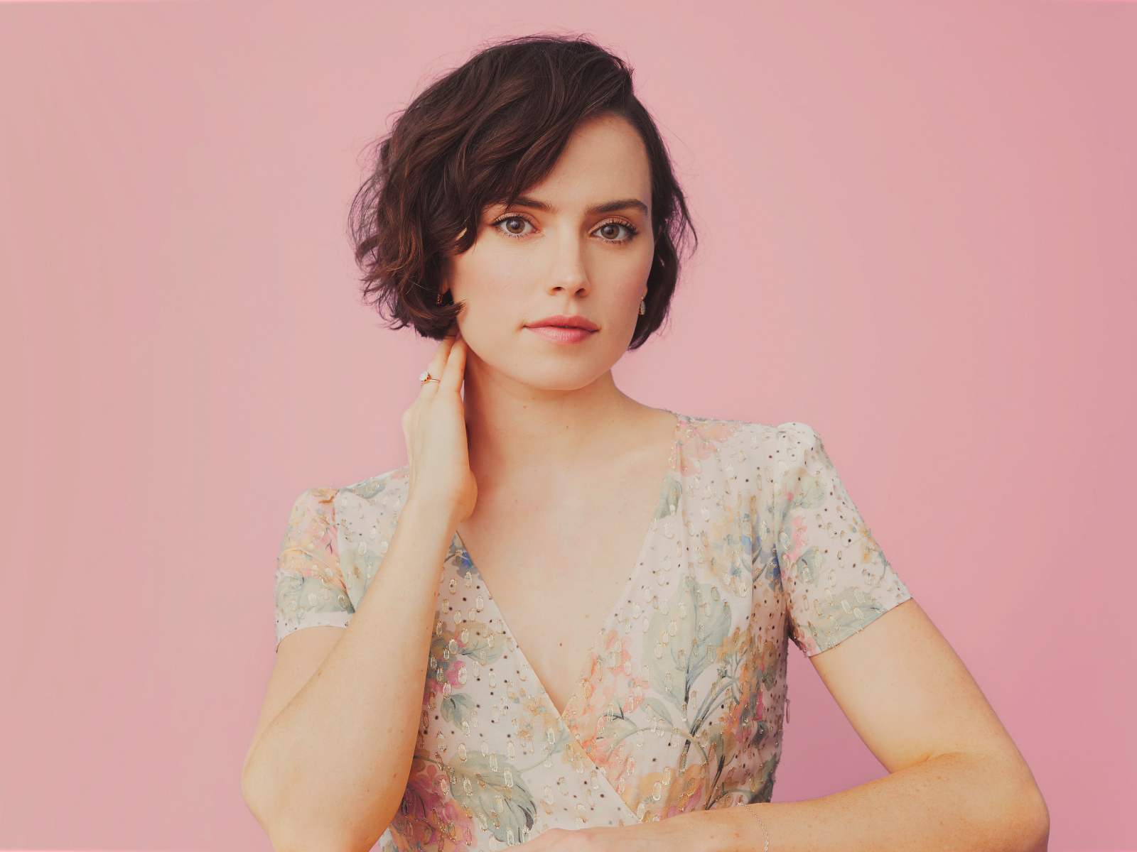 Нежная девушка актриса Дэйзи Ридли на розовом фоне