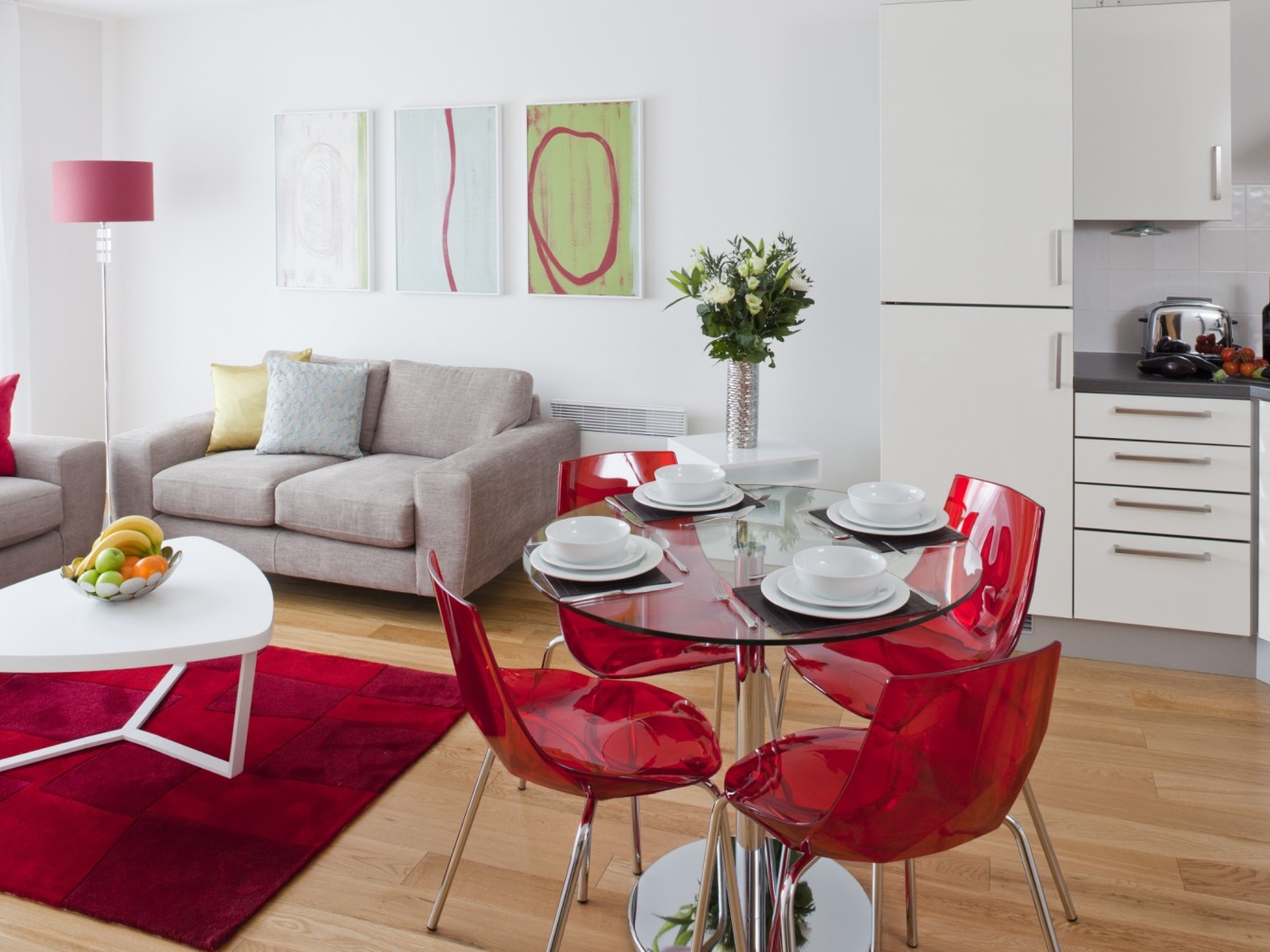 Интерьер кухни совмещен с гостиной комнатой