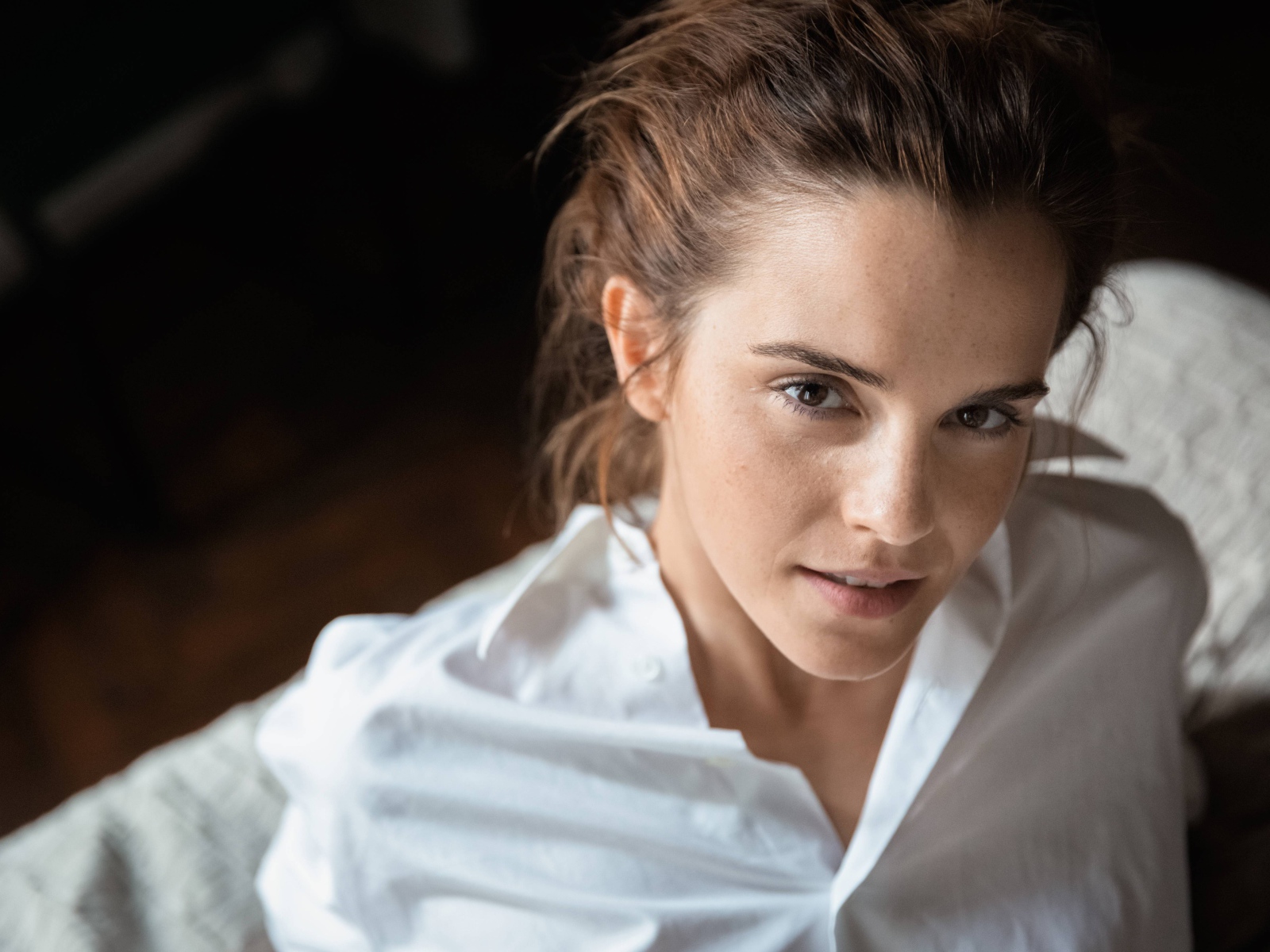 Молодая актриса Эмма Уотсон в белой рубашке