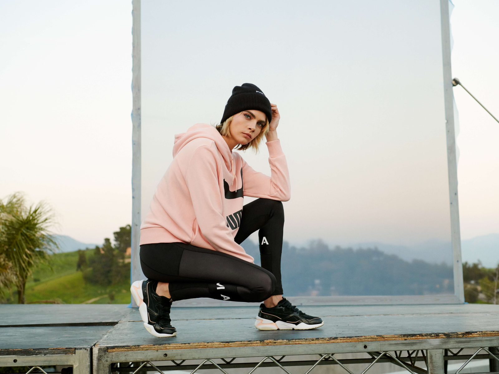 Молодая модель, актриса Кара Делевинь в спортивном костюме