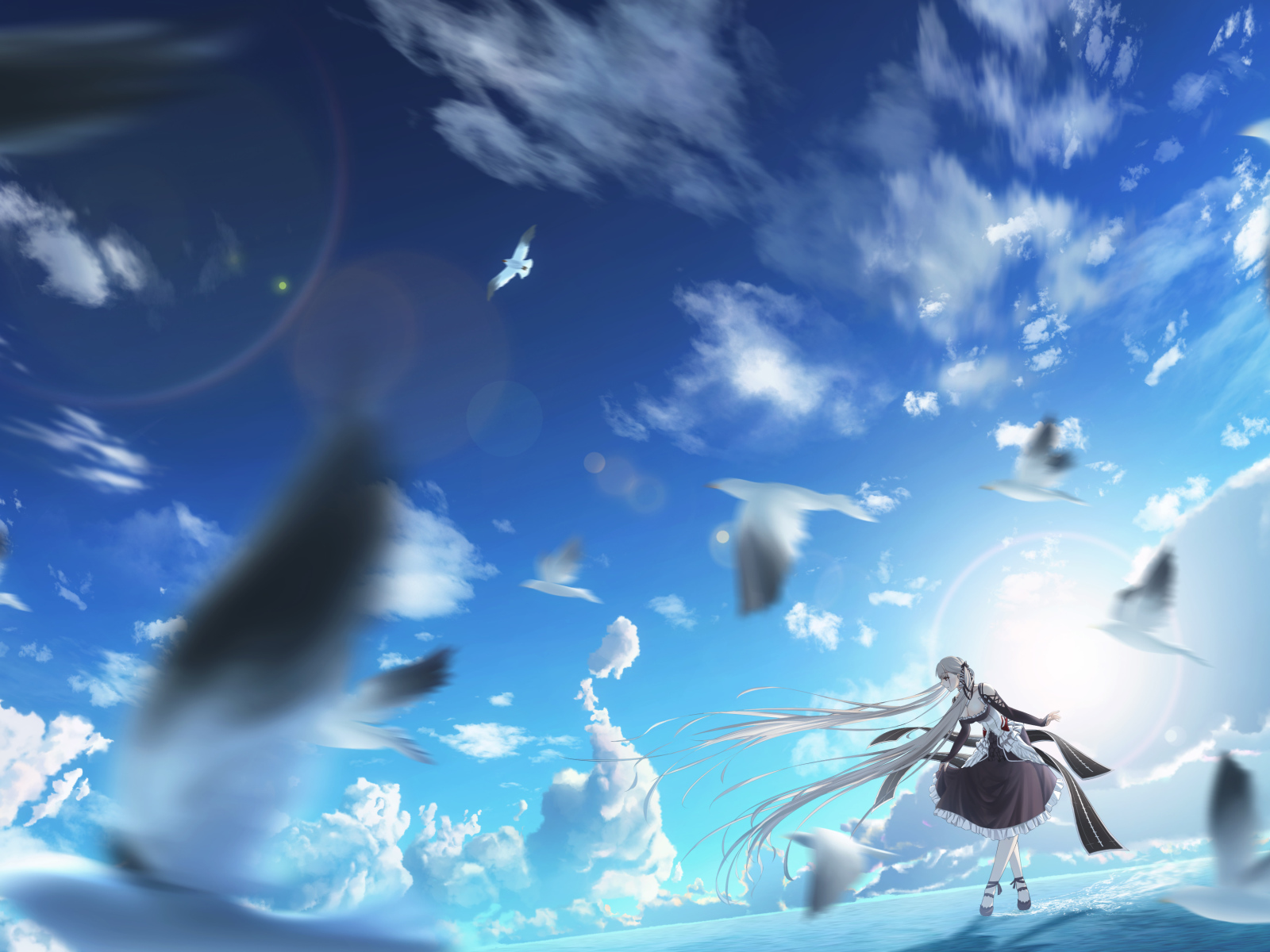Девушка аниме на фоне голубого неба с птицами