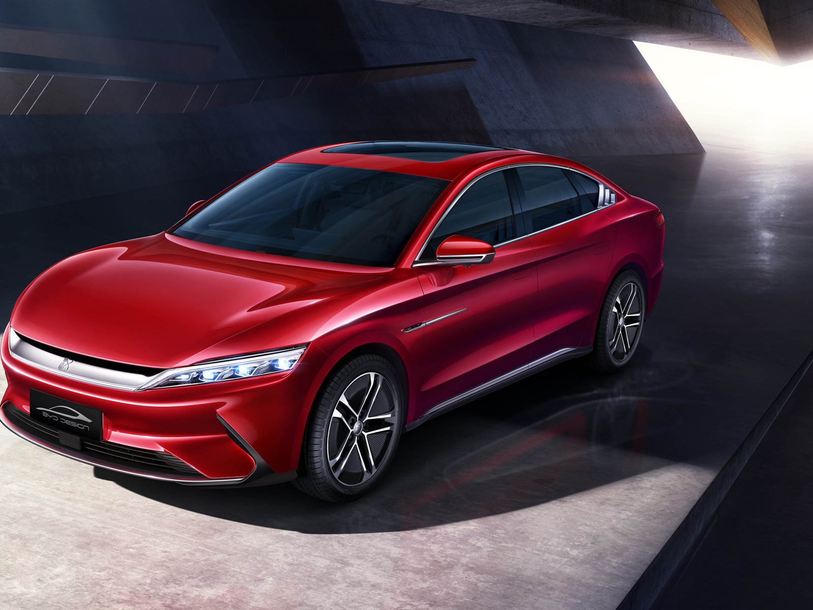 Красный автомобиль BYD Han EV 2020 года 