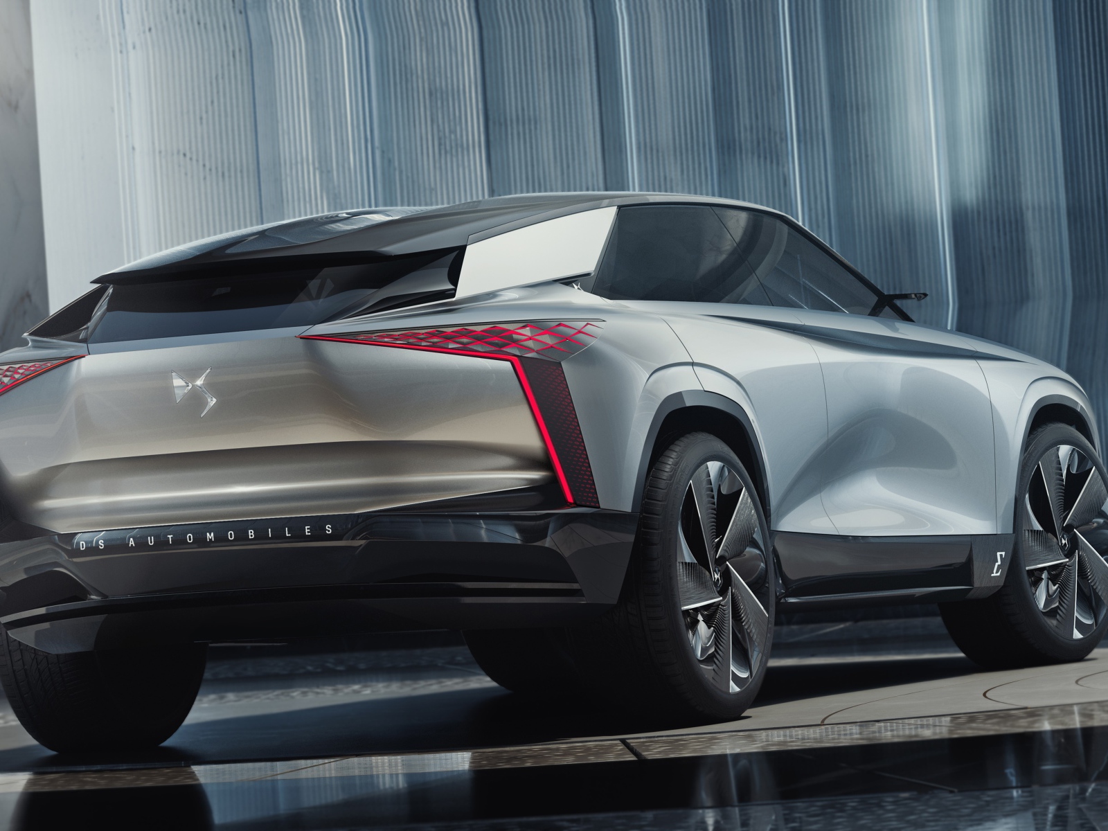 Автомобиль DS Aero Sport Lounge 2020 года вид сзади