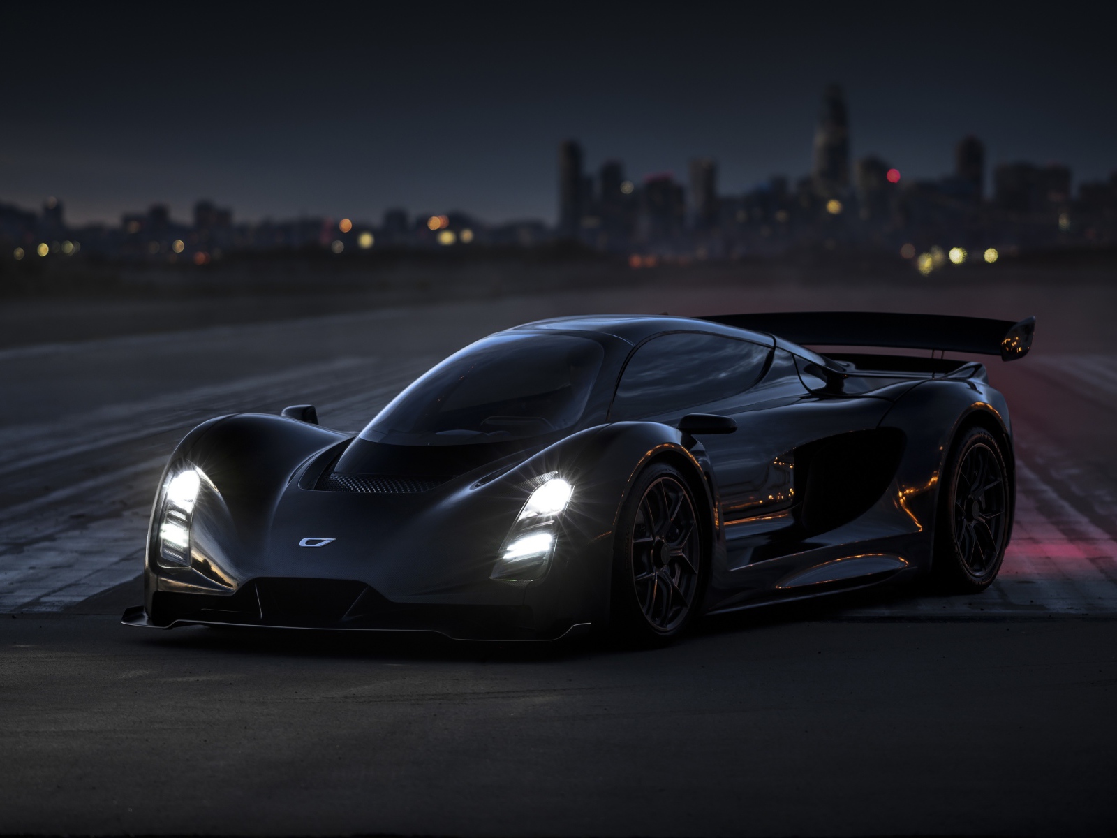 Черный гоночный автомобиль Czinger 21C Lightweight Track 2020 года на трассе