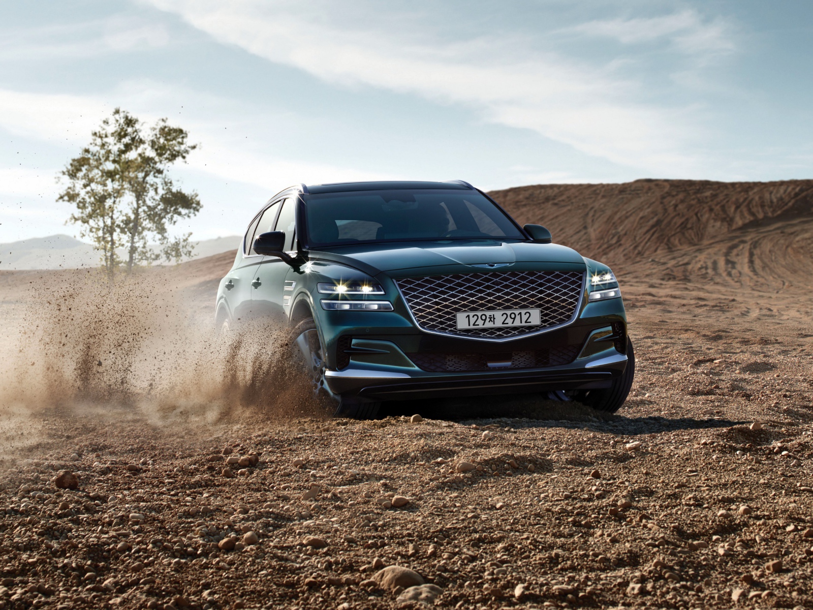 Внедорожник Genesis GV80, 2020 года на бездорожье 